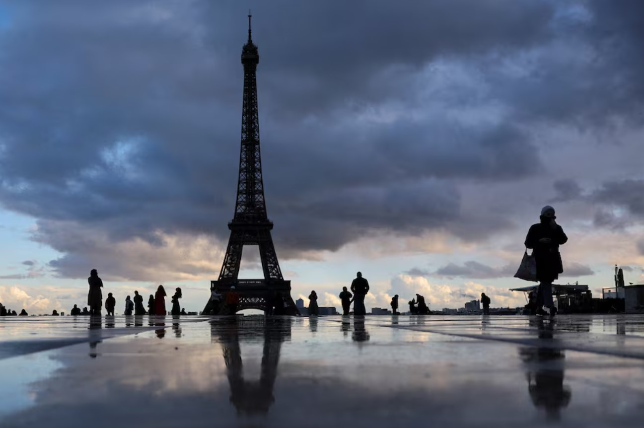 cover France hits record 102 million tourists as Americans flock to Paris