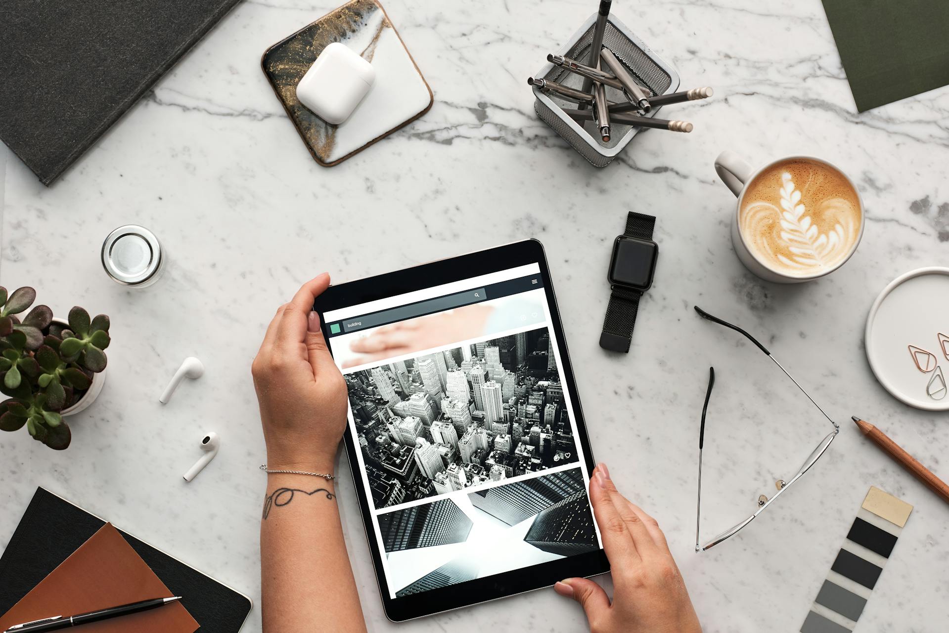 cover Apple leads tablet market as global shipments rebound in 2025