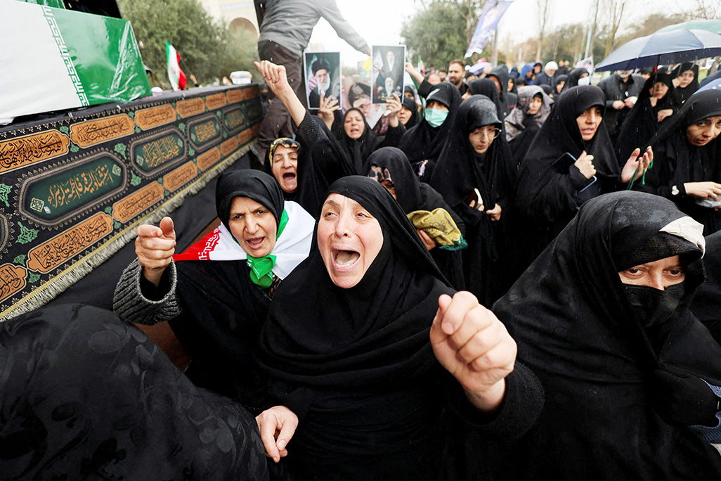 image Israel, Iran trade attacks as US sends Marines to Middle East