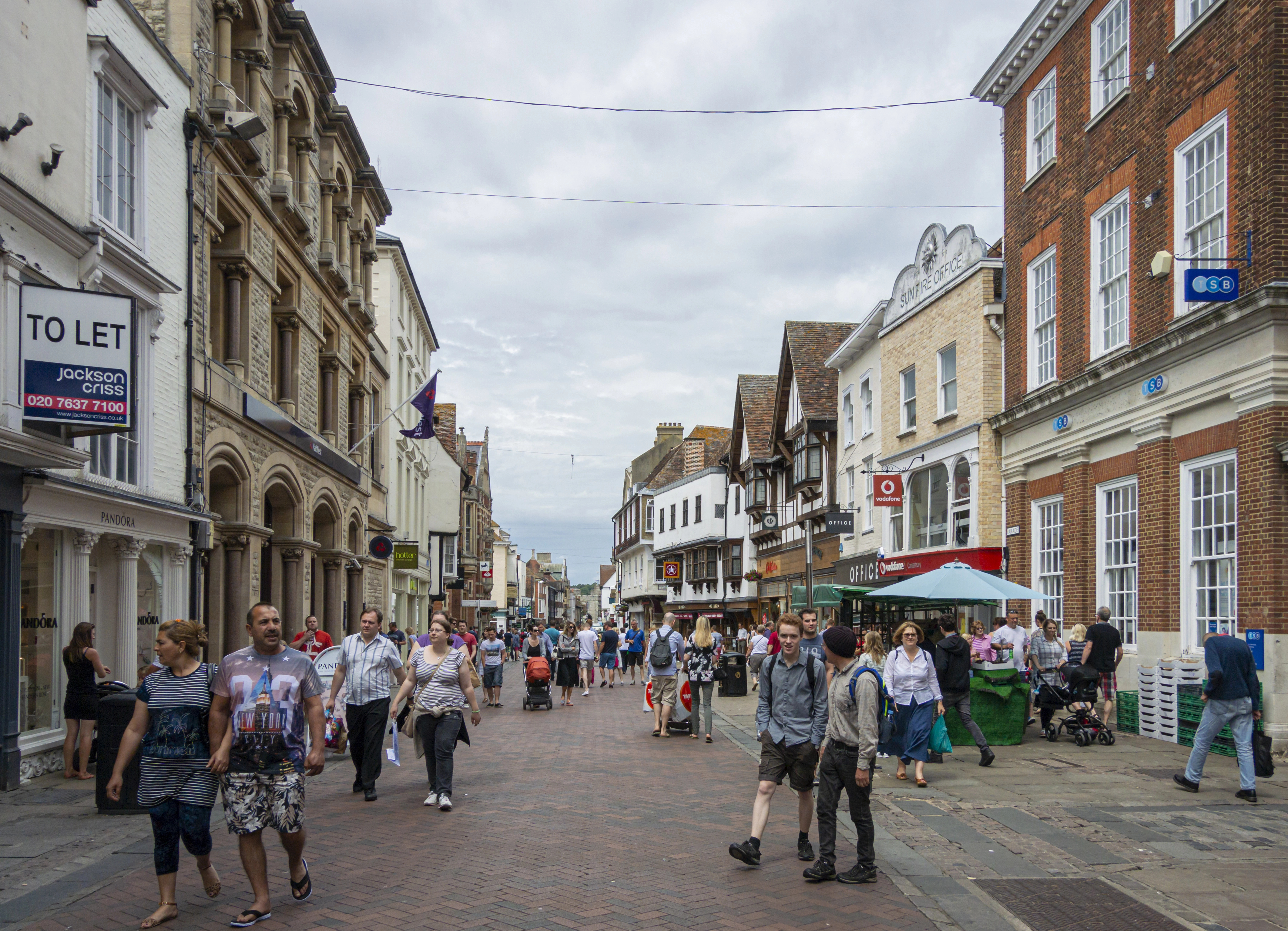 cover UK races to contain meningitis outbreak in Kent after two deaths