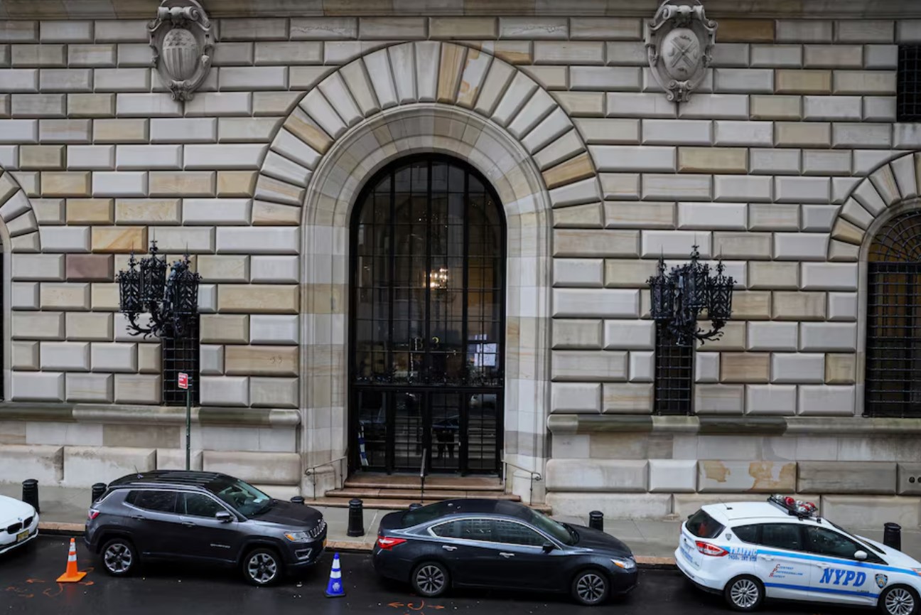 cover US credit applications hit four-year high as families seek higher limits