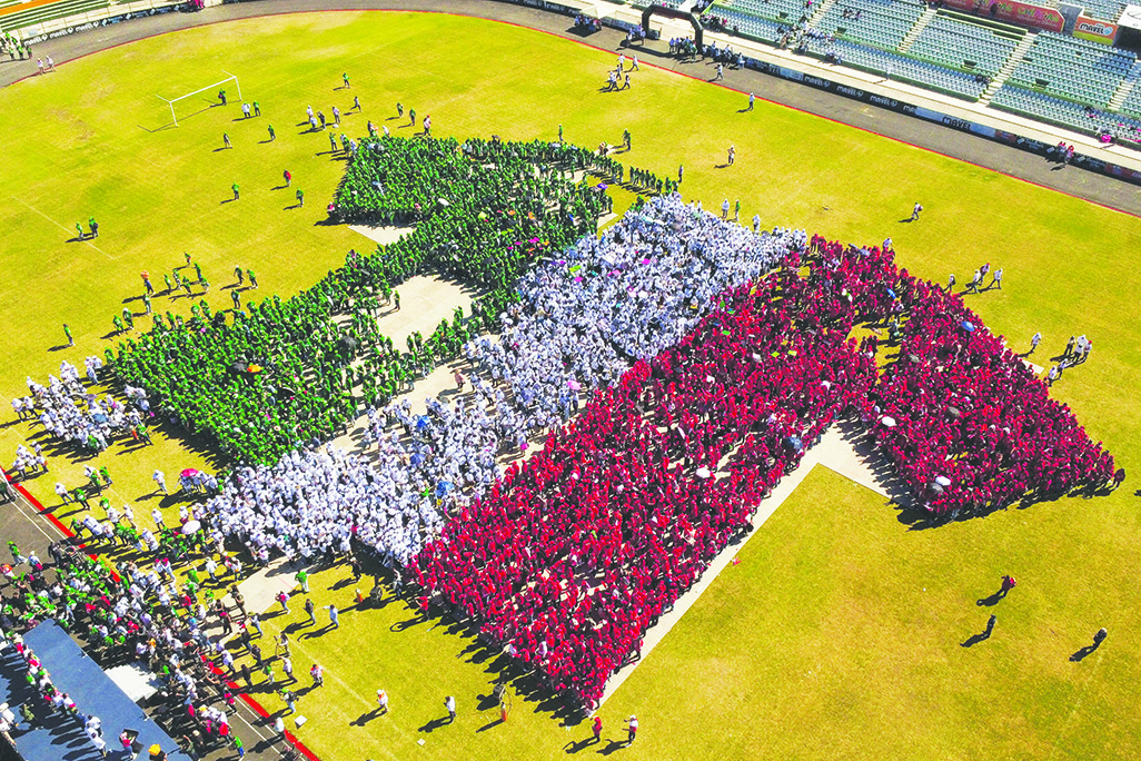 cover Mexico breaks Guinness World Record for largest football class