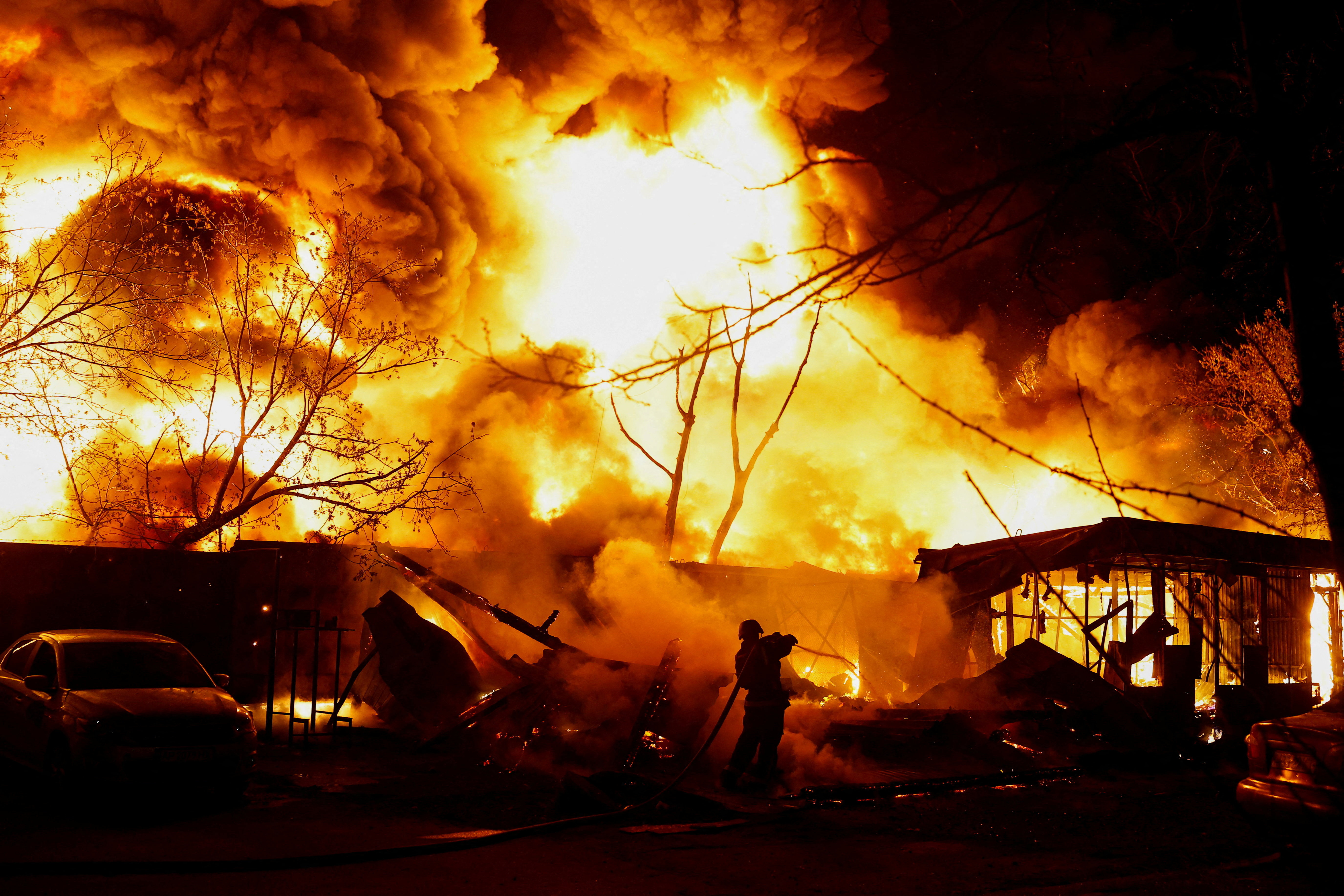 cover Russian missiles hit Kyiv and other Ukrainian cities, 13 dead