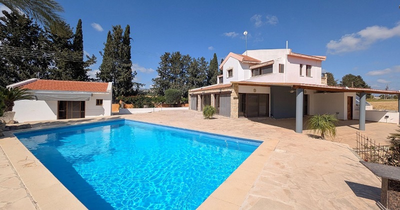 Three-bedroom house with ancillary studio in Koloni