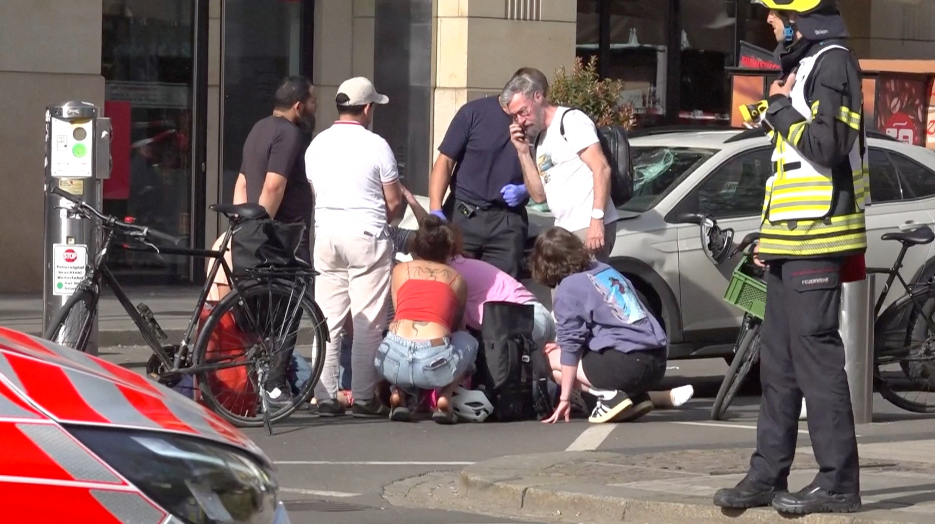 image Two killed, multiple injuries after car hits bystanders in Leipzig