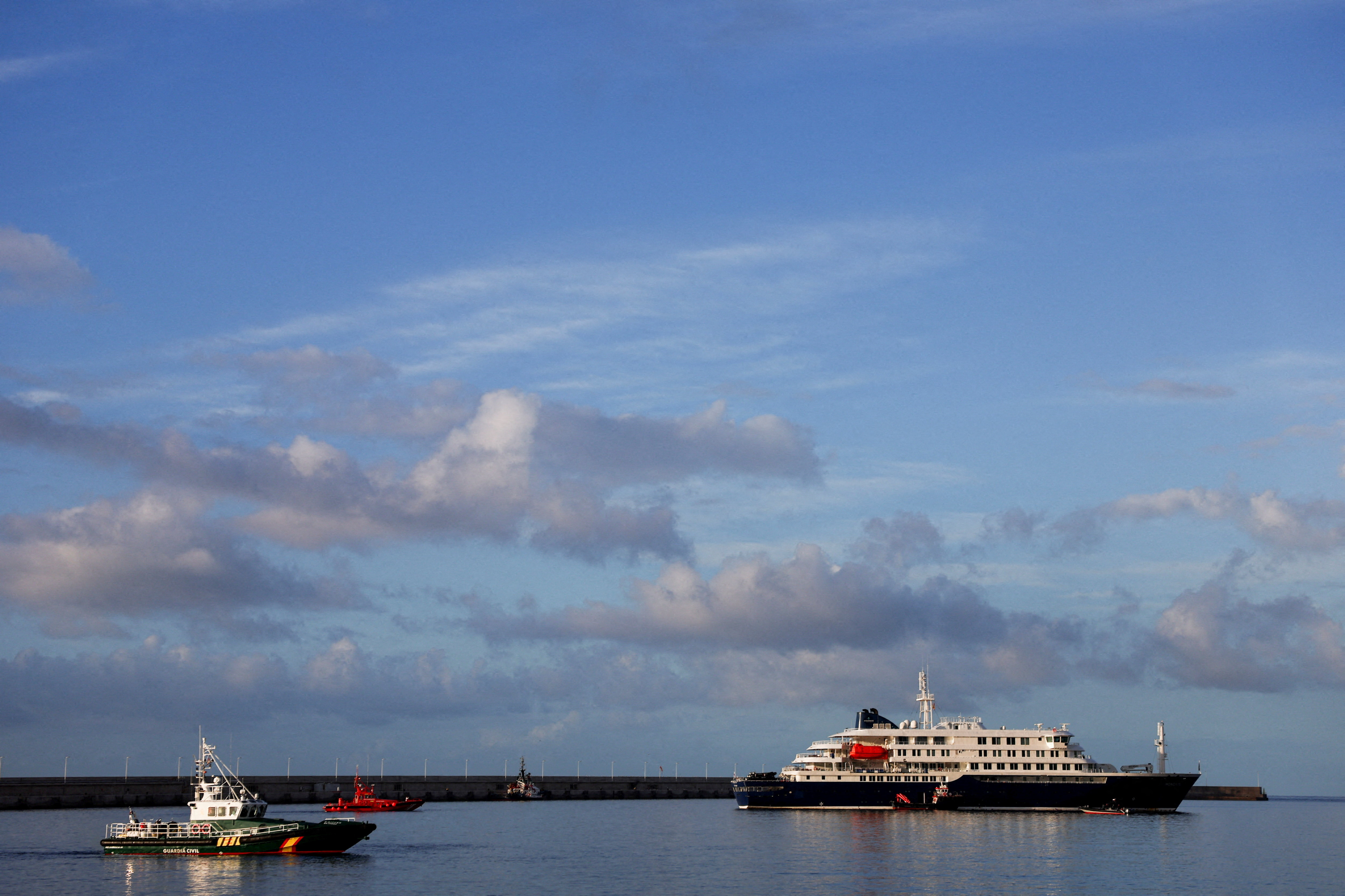 cover Spanish health officials board hantavirus ship to start evacuating passengers