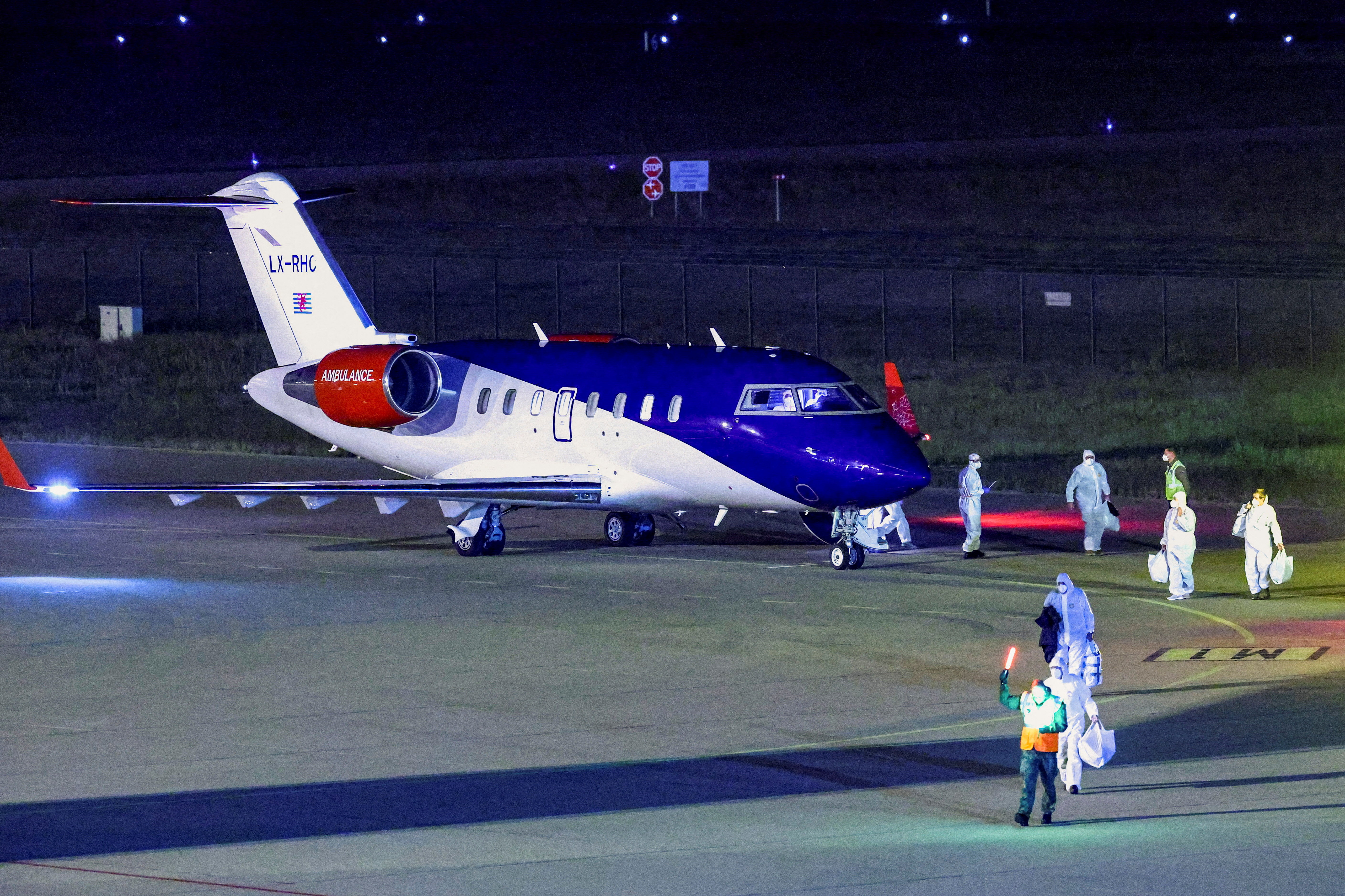 cover Planes with hantavirus cruise passengers land in the Netherlands; hospital quarantines 12