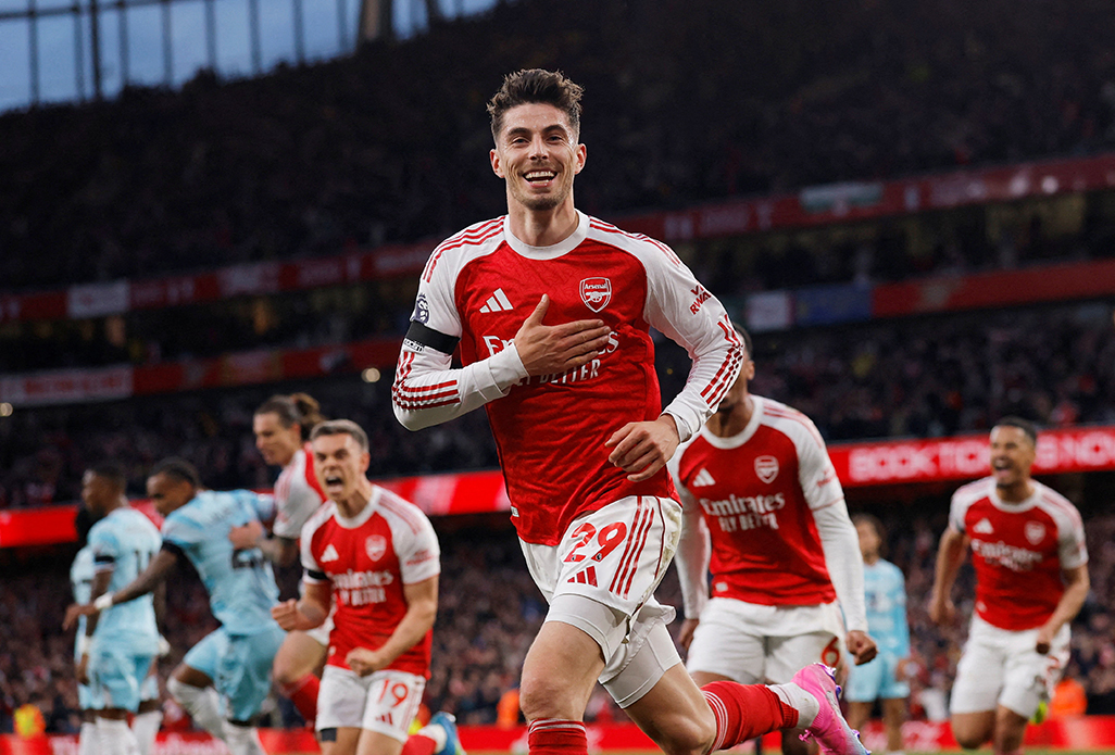 cover Arsenal close in on title with narrow win over Burnley