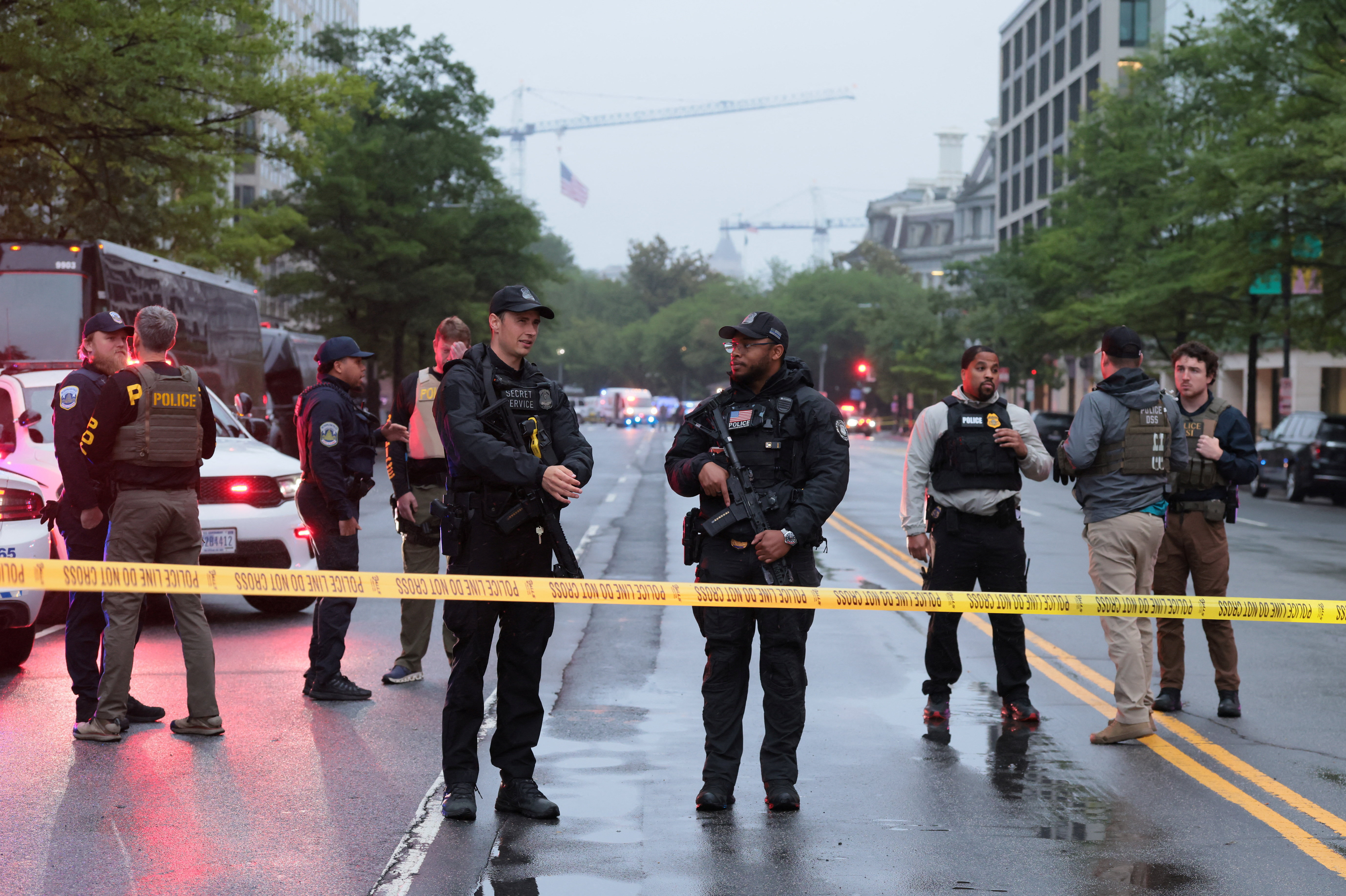 cover Suspect dies after trading gunfire with officers near White House, Secret Service says