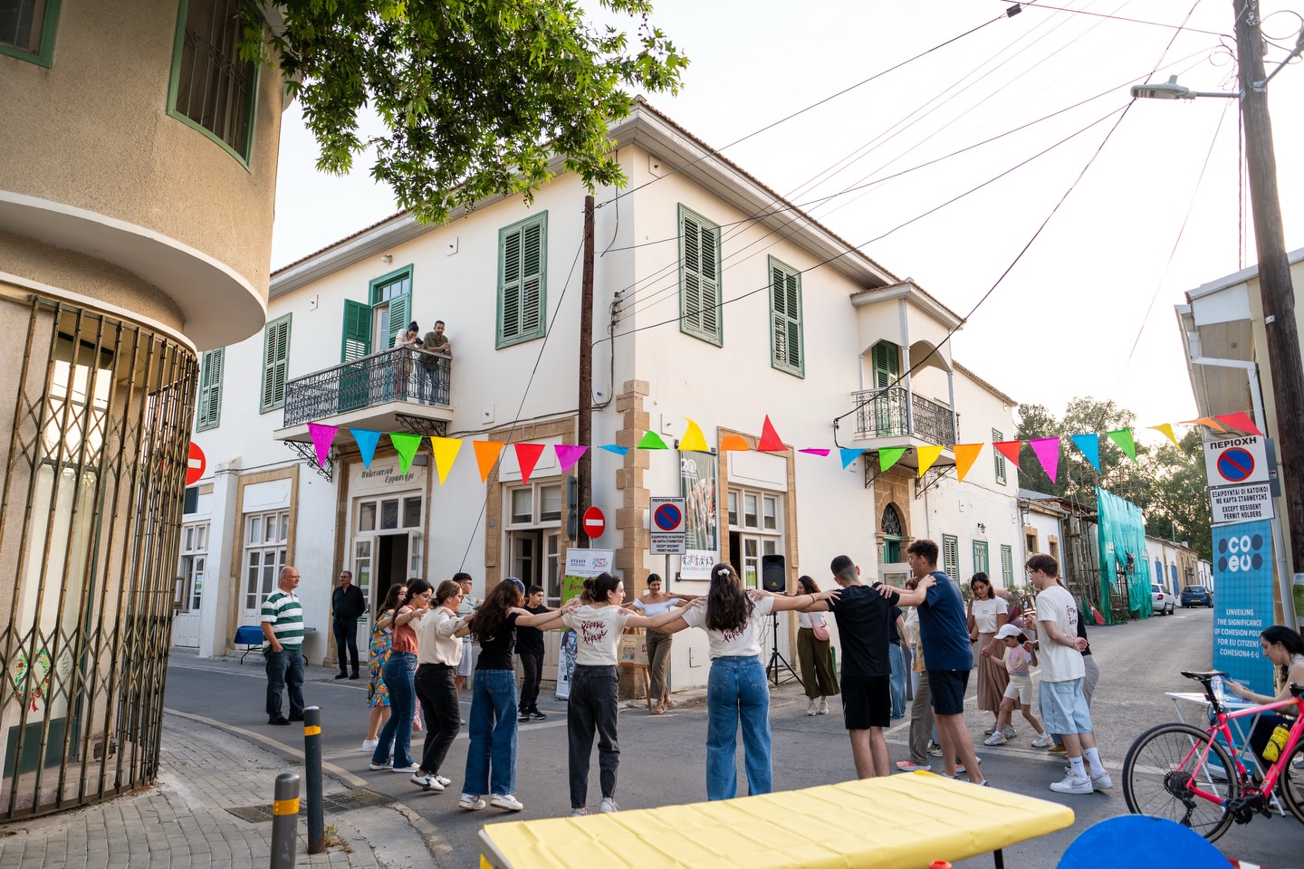 cover Dancing in the street and live music at neighbourhood festival
