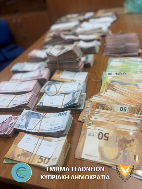 cover Over €208,000 in cash seized at Ayios Dhometios crossing point