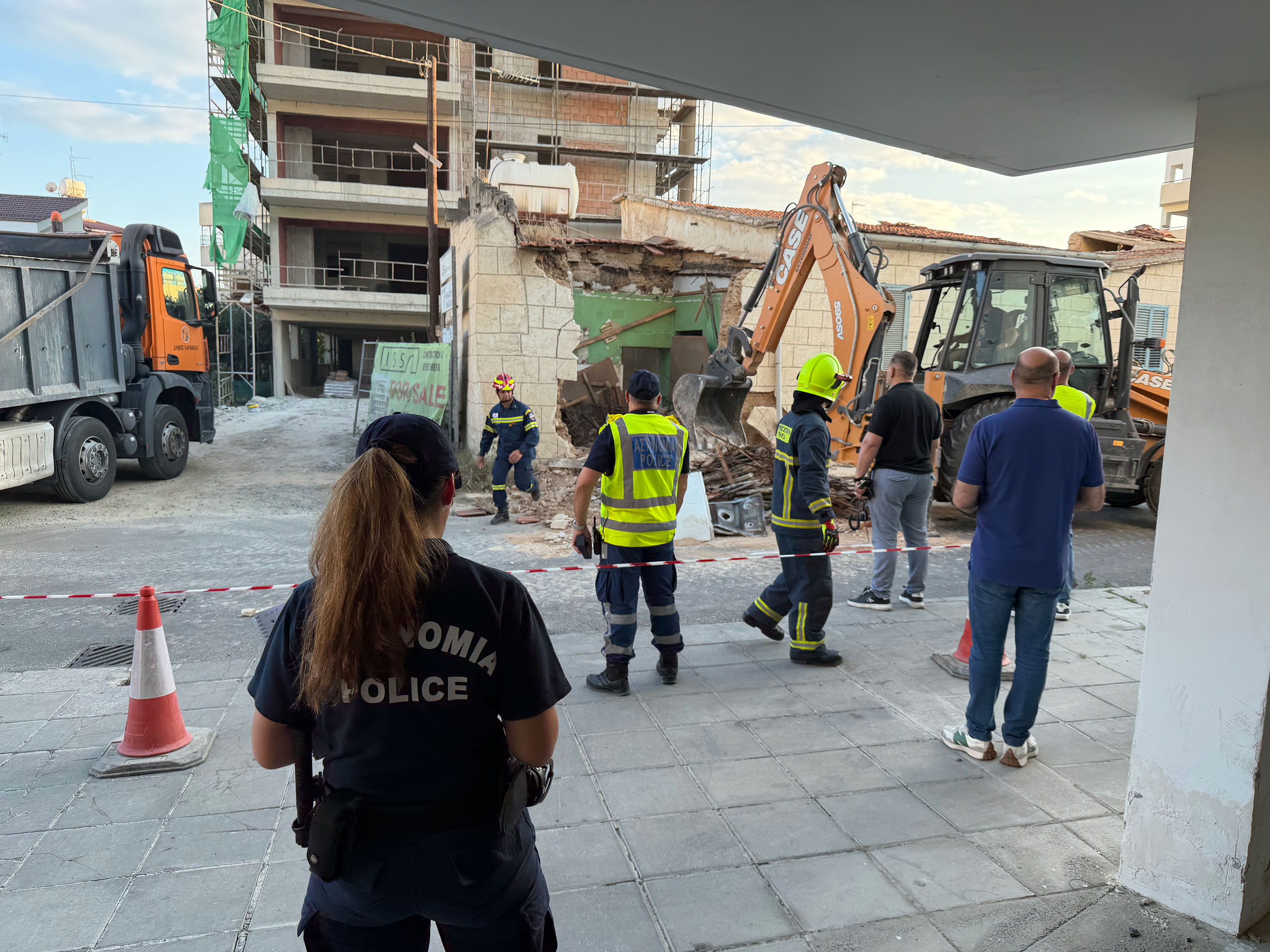 cover Abandoned Larnaca house roof collapses, no injuries reported