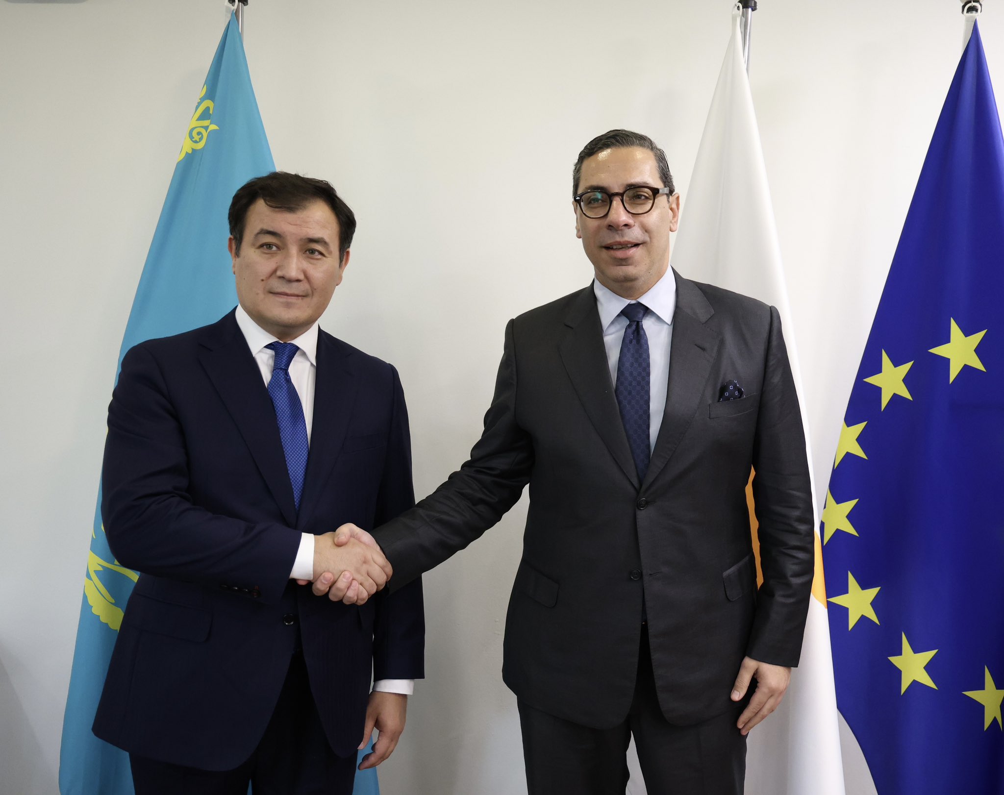 cover Kombos stresses ‘importance of dialogue’ in meeting with Kazakhstan’s Bakayev
