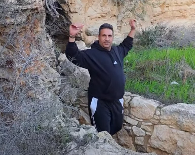 cover Candidate says did not ‘crawl out of cave’