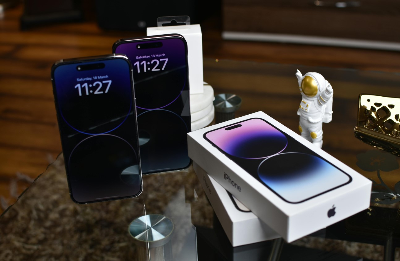 cover Industry front loading lifts smartphone shipments ahead of cost hikes