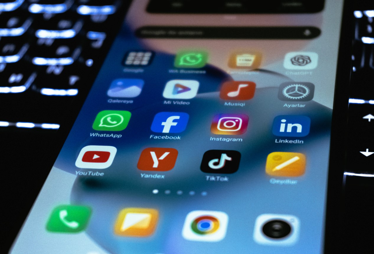 cover Social media ad revenue set to hit $640 billion by 2030