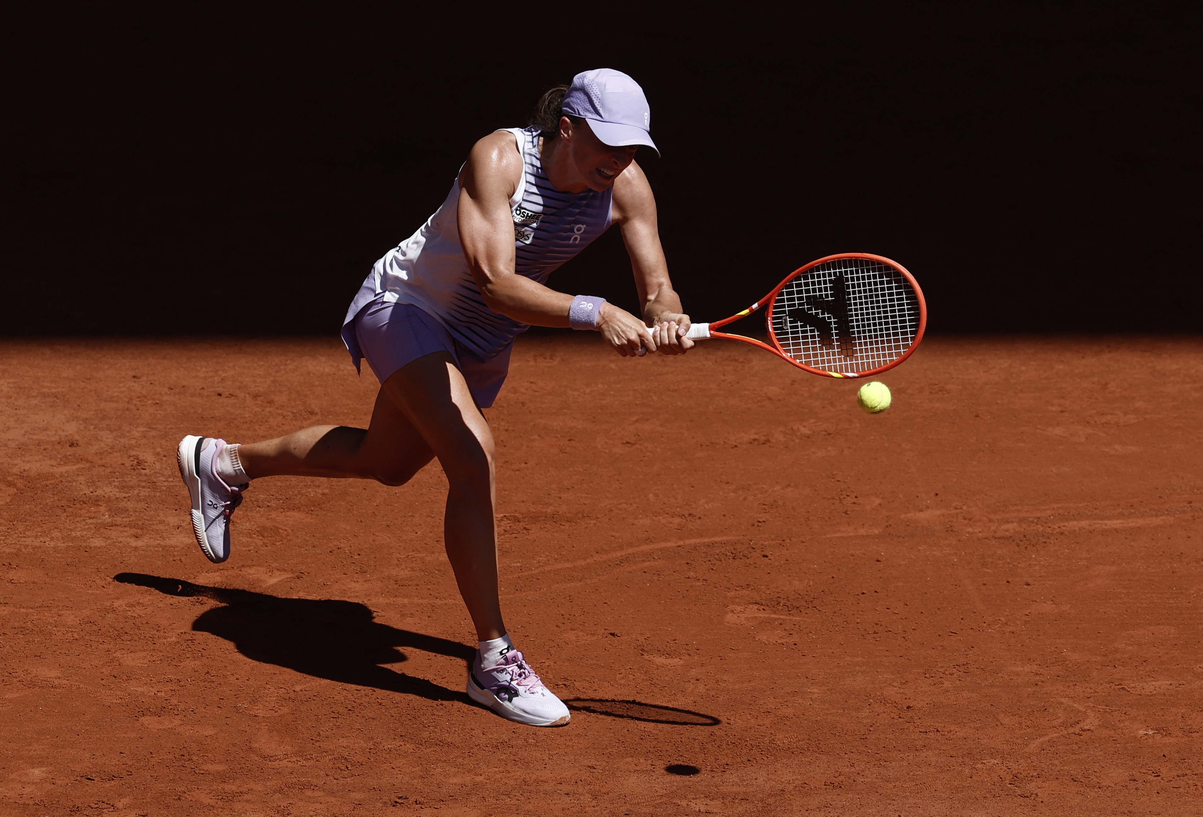 cover Erratic Swiatek reaches French Open round three