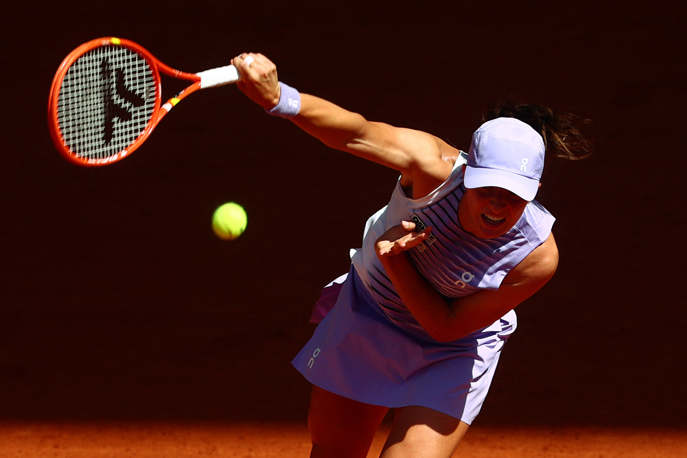 cover Swiatek on one-way street to second round in Paris