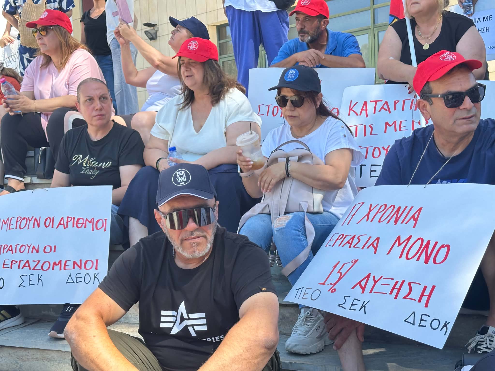 image Hourly workers march on presidential palace demanding pay rises