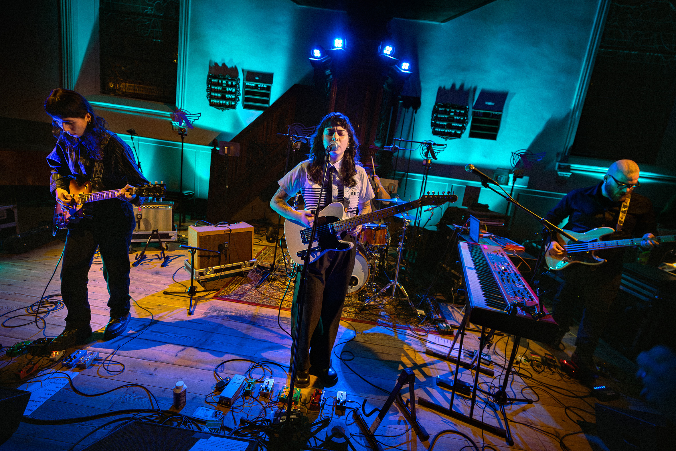 cover Della and an orchestra live at a church