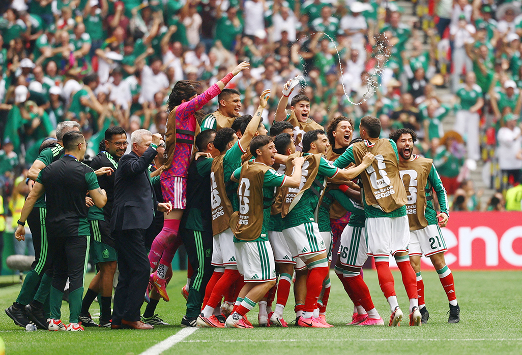cover Mexico beat South Africa in chaotic opener as three players sent off