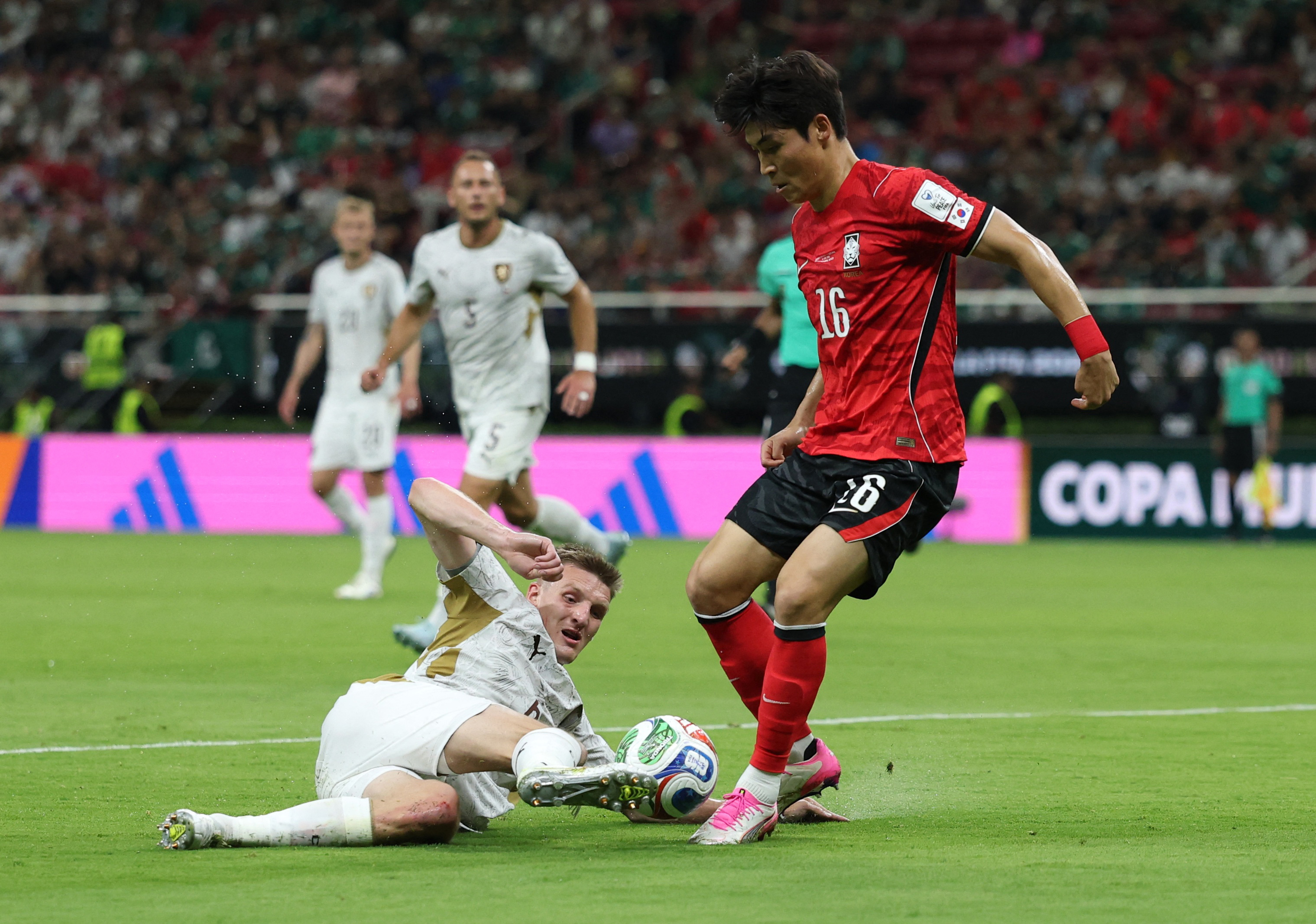 image Hwang and Oh strike as South Korea fight back to sink Czech Republic