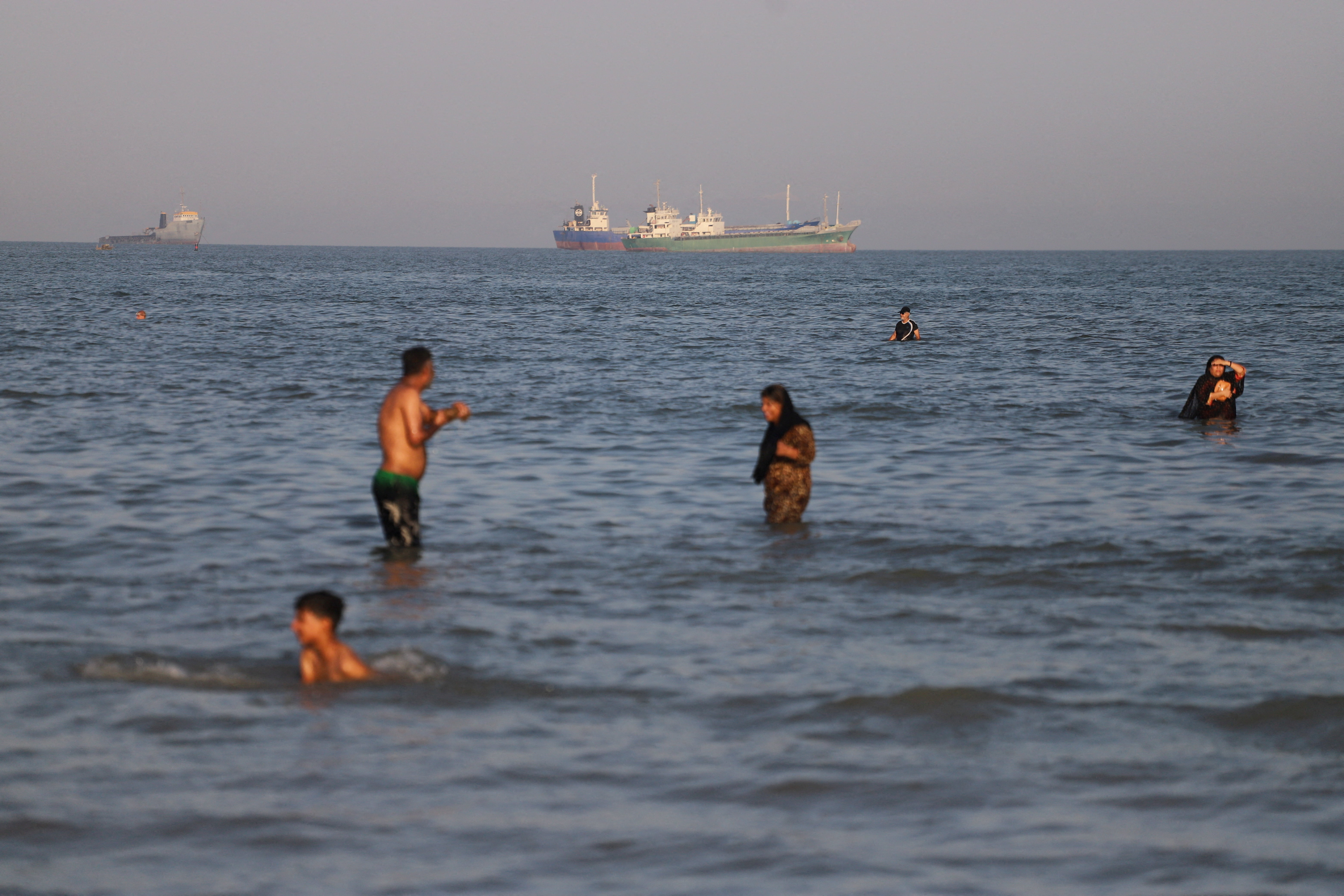 cover Ships start sailing through Hormuz under UN evacuation scheme