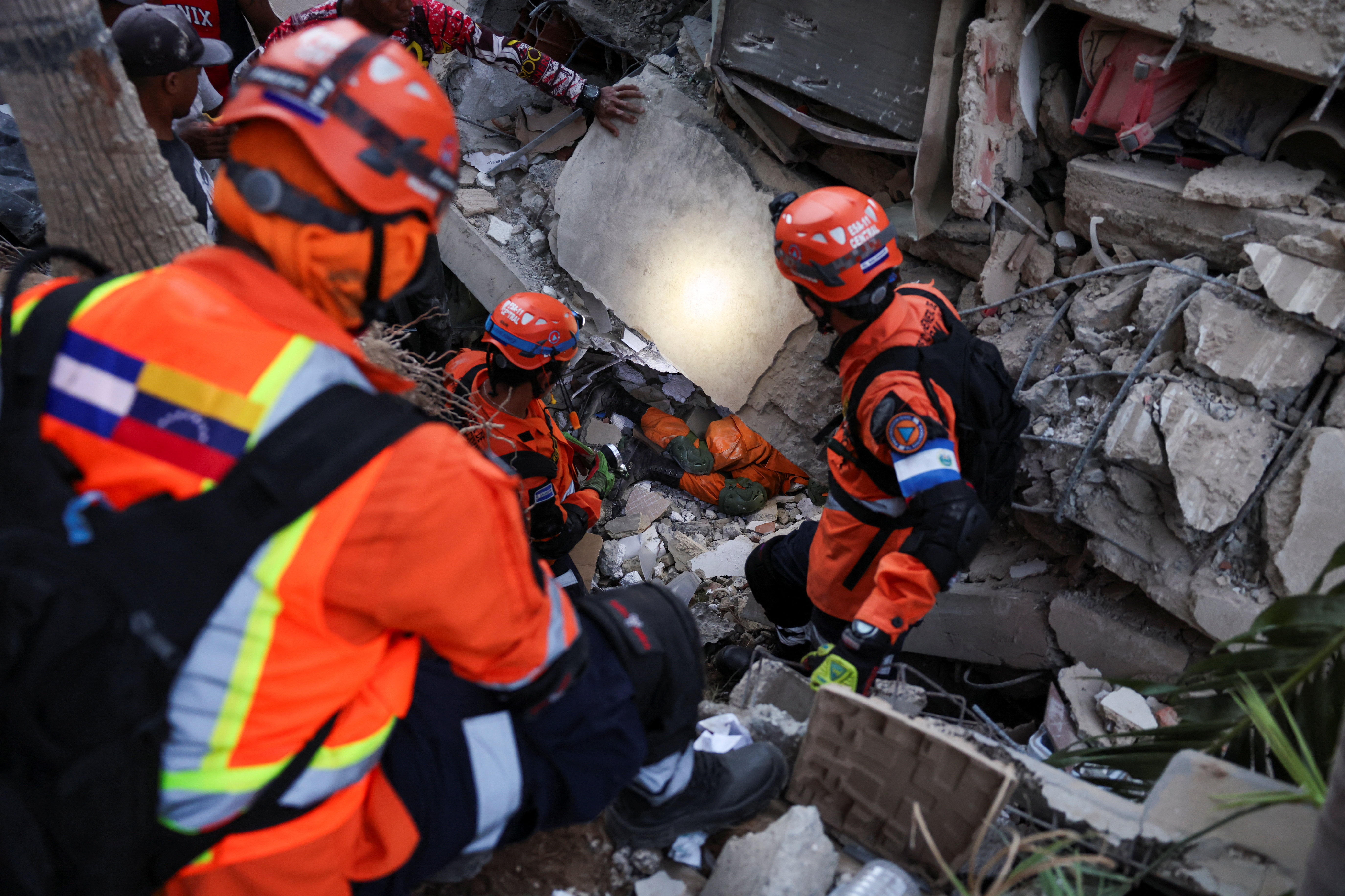 cover Venezuela earthquakes: Death toll climbs to 1,500 as rescue efforts continue while refinery shuts down