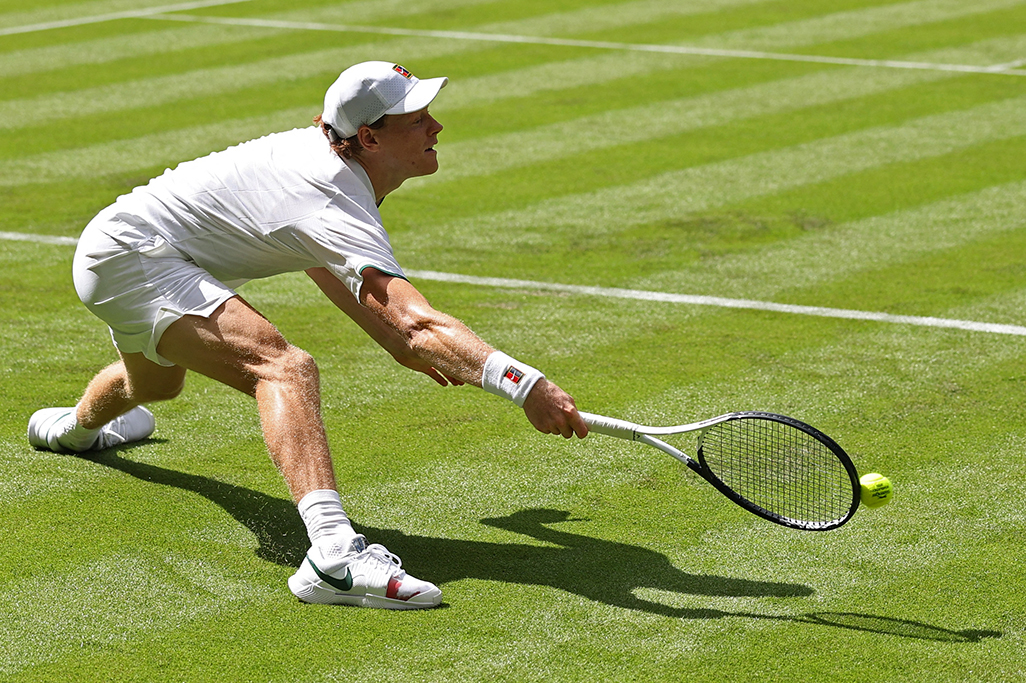 cover Sinner survives huge scare to begin title defence