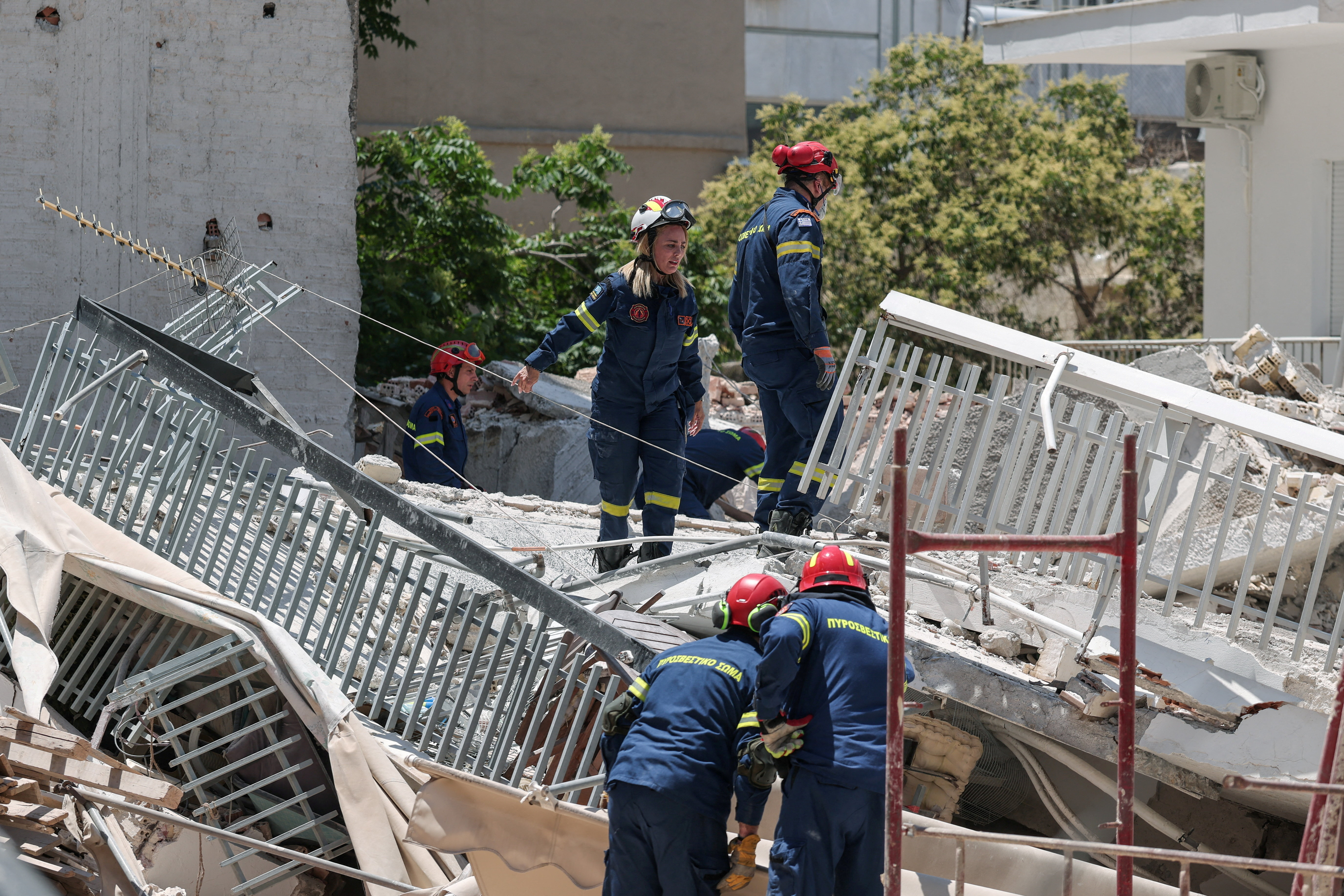 cover Apartment block collapses in Athens, rescuers search for trapped