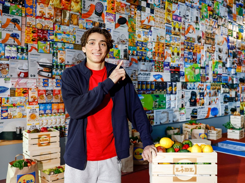 cover &#8216;Jump of the Year&#8217;: Armand Duplantis clears 5.50-metre wall of Lidl products