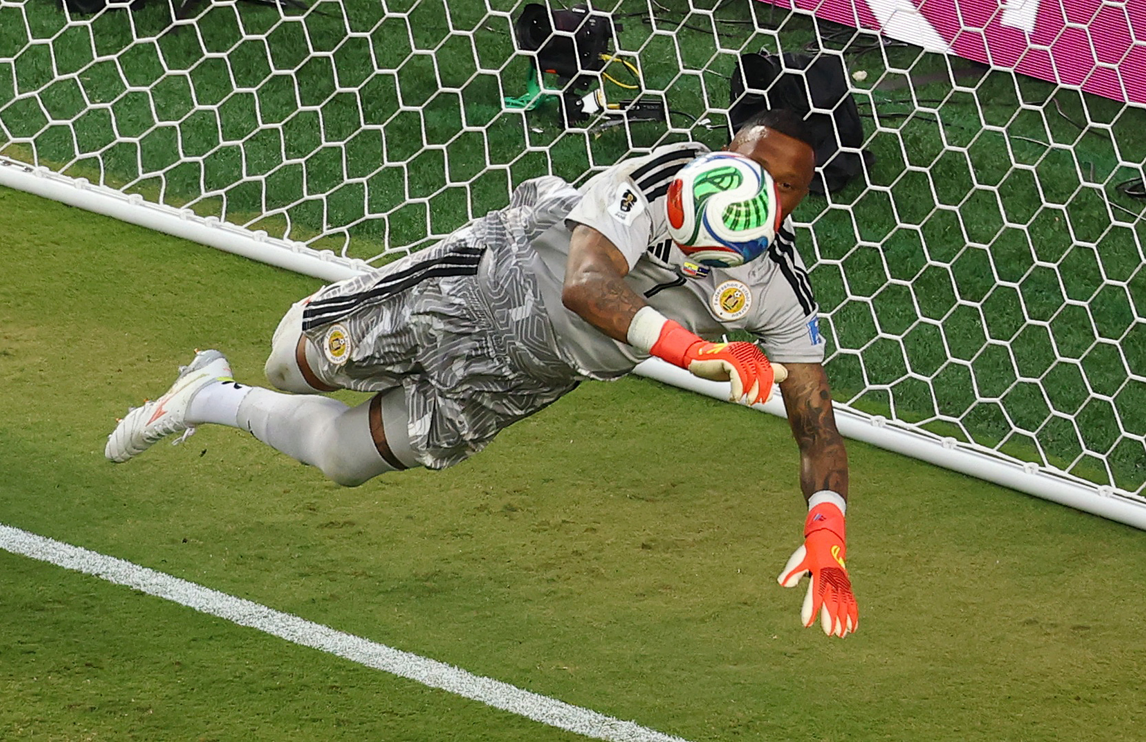 cover Curacao keeper Eloy Room delivers &#8216;unbelievable&#8217; performance vs. Ecuador