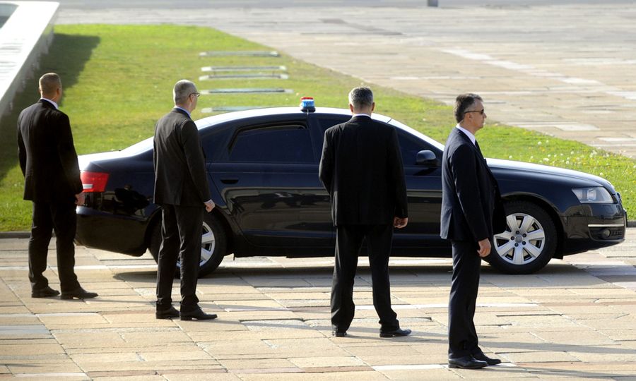 cover Police review to examine bodyguard protection for politicans