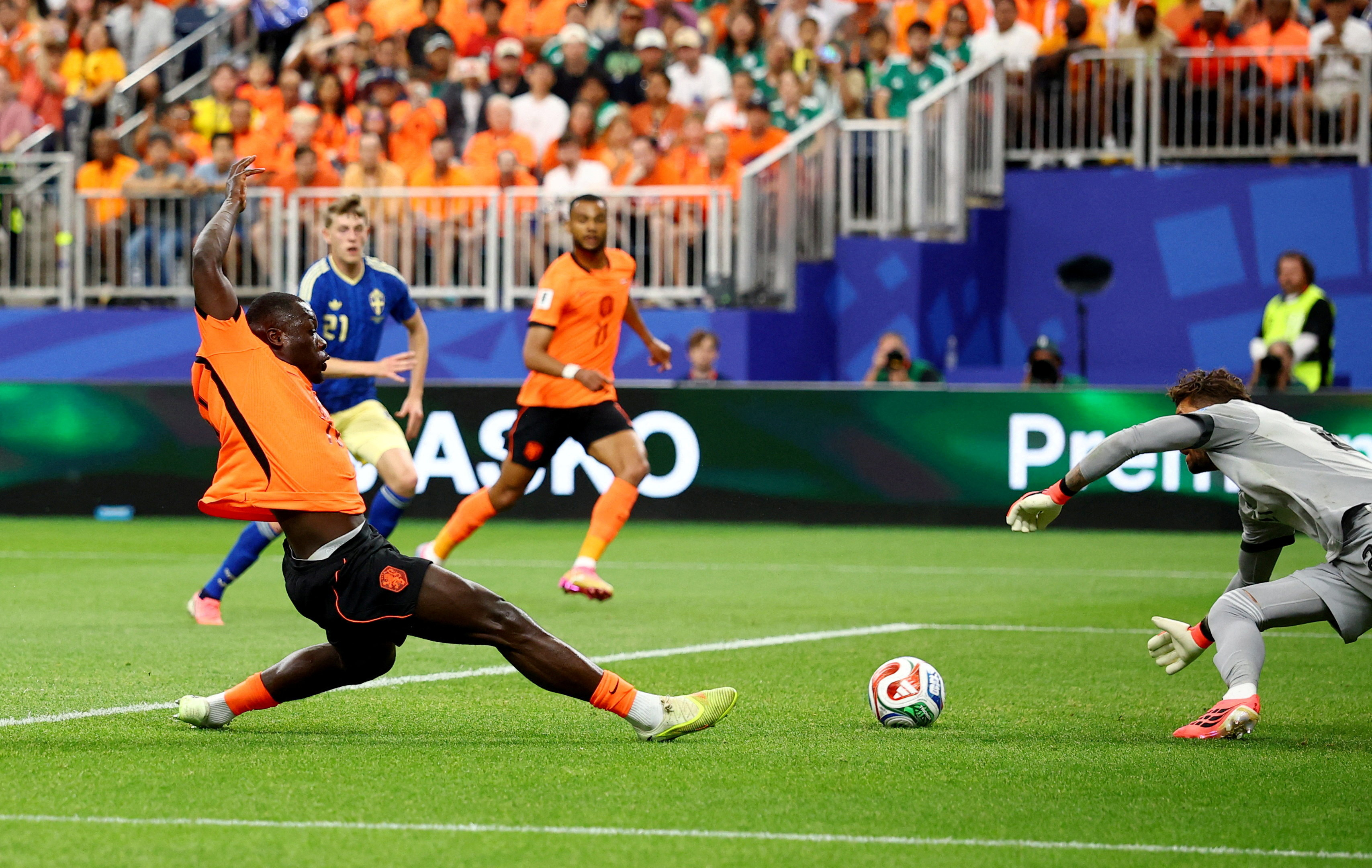 image Group F: Slick Netherlands dismantle Sweden, Japan rout Tunisia 4-0