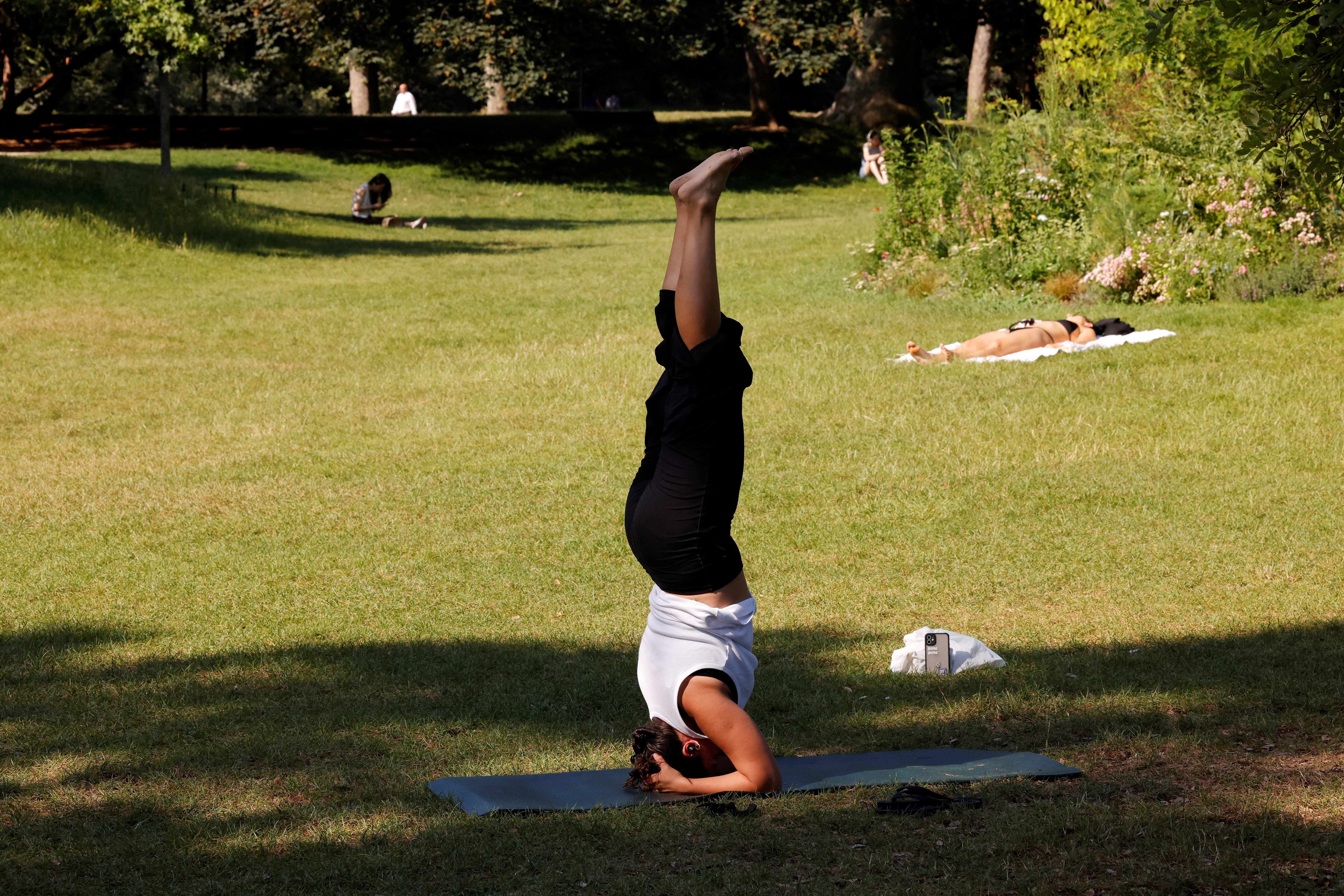 cover Europe swelters under heatwave, prompting crisis talks in France