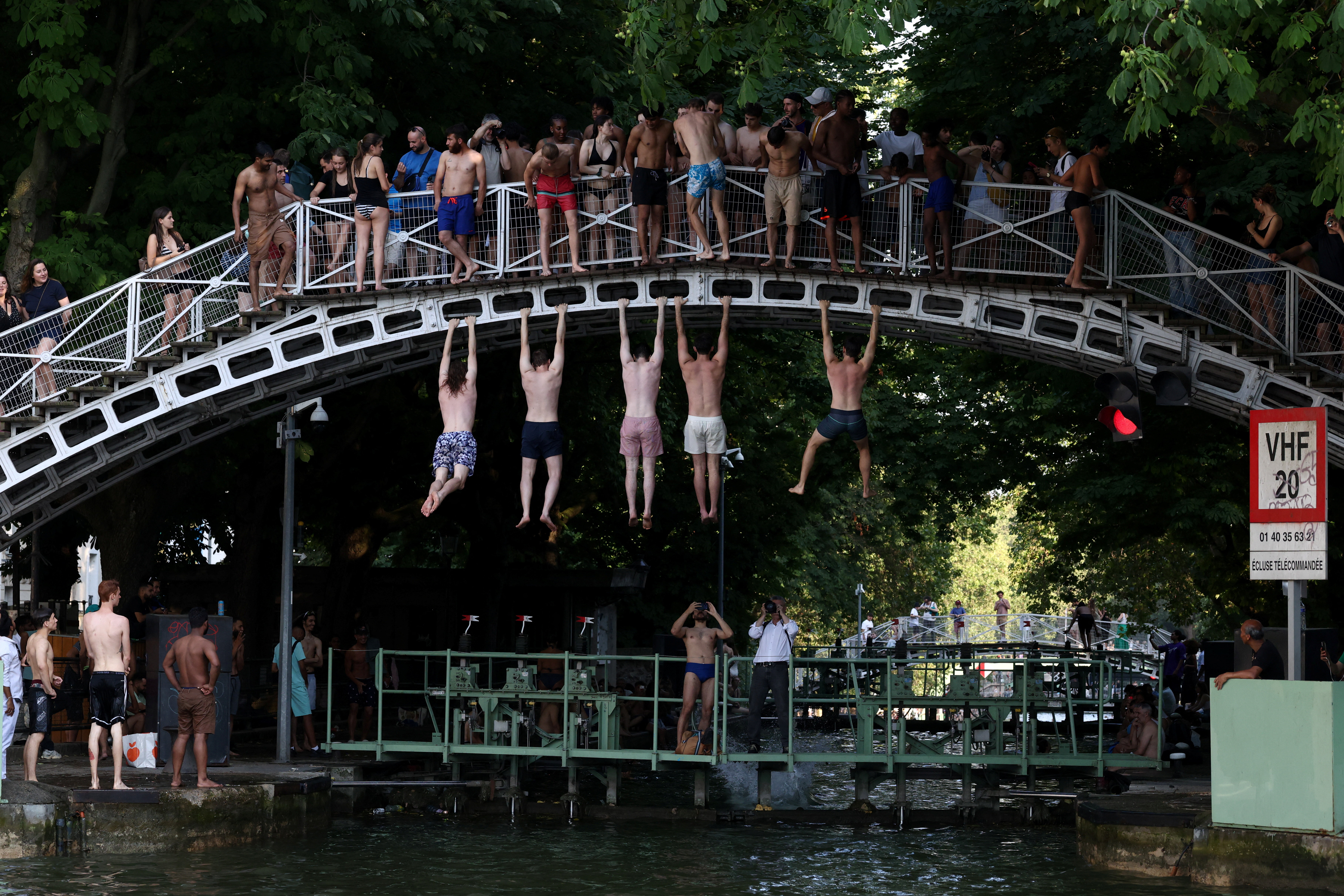 image Spain, France battle wildfires as intense heat grips southern Europe