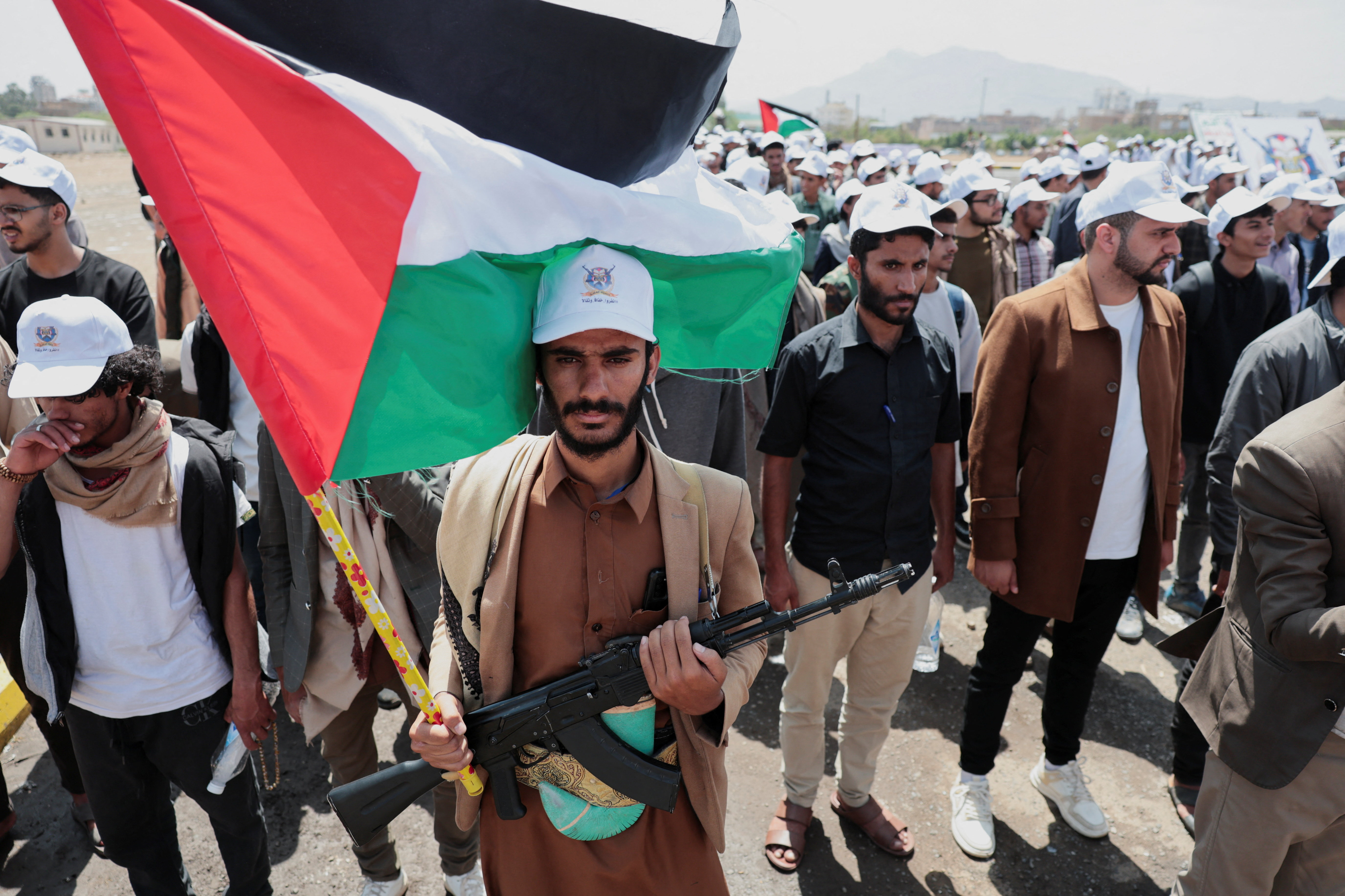 cover Houthis attack Saudi oil tankers, threatening global supply crisis