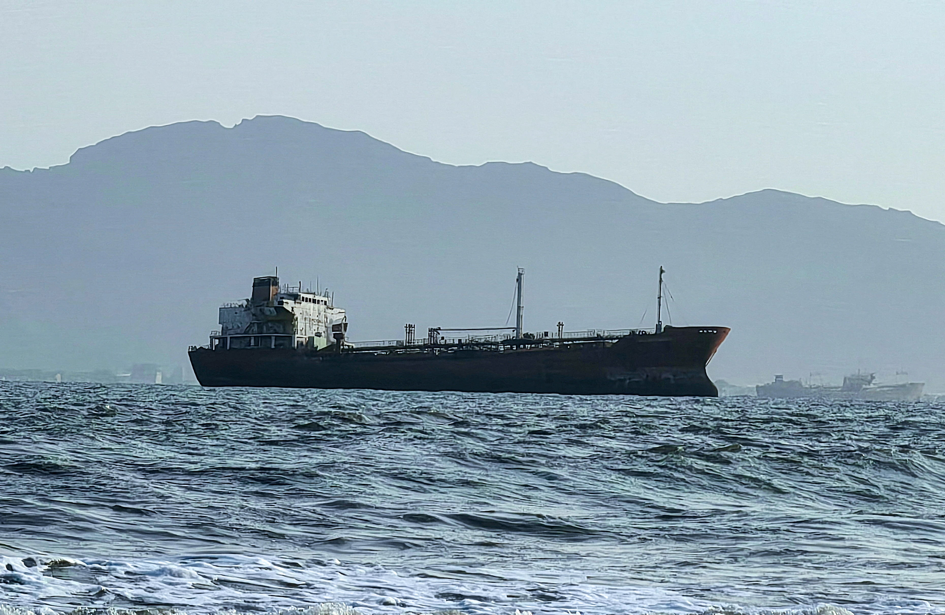 cover Iran war spreads to Red Sea and Caspian, Gulf quiet as US forgoes strikes