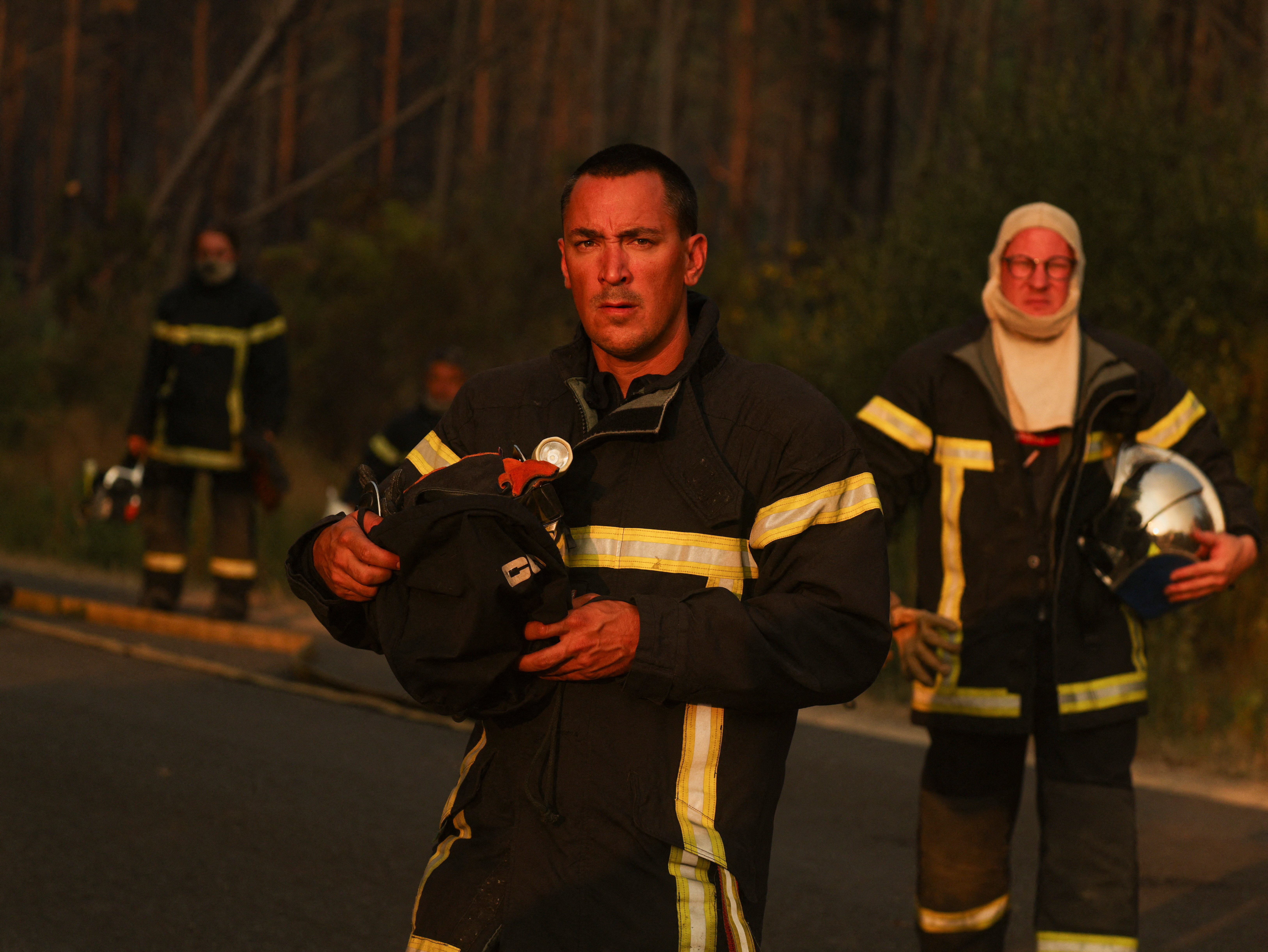 cover Fire crews keep blazes near Bordeaux under control as heatwave picks up