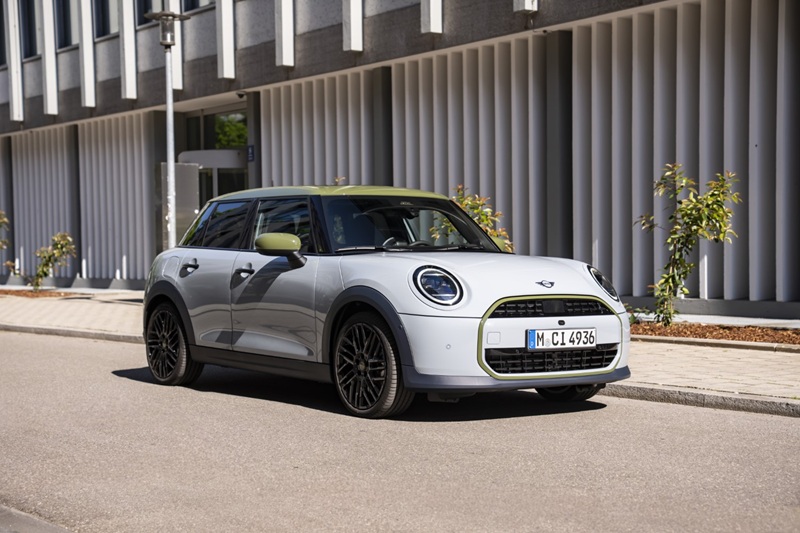 cover MINI&#8217;s new Paul Smith edition brings fashion to the streets
