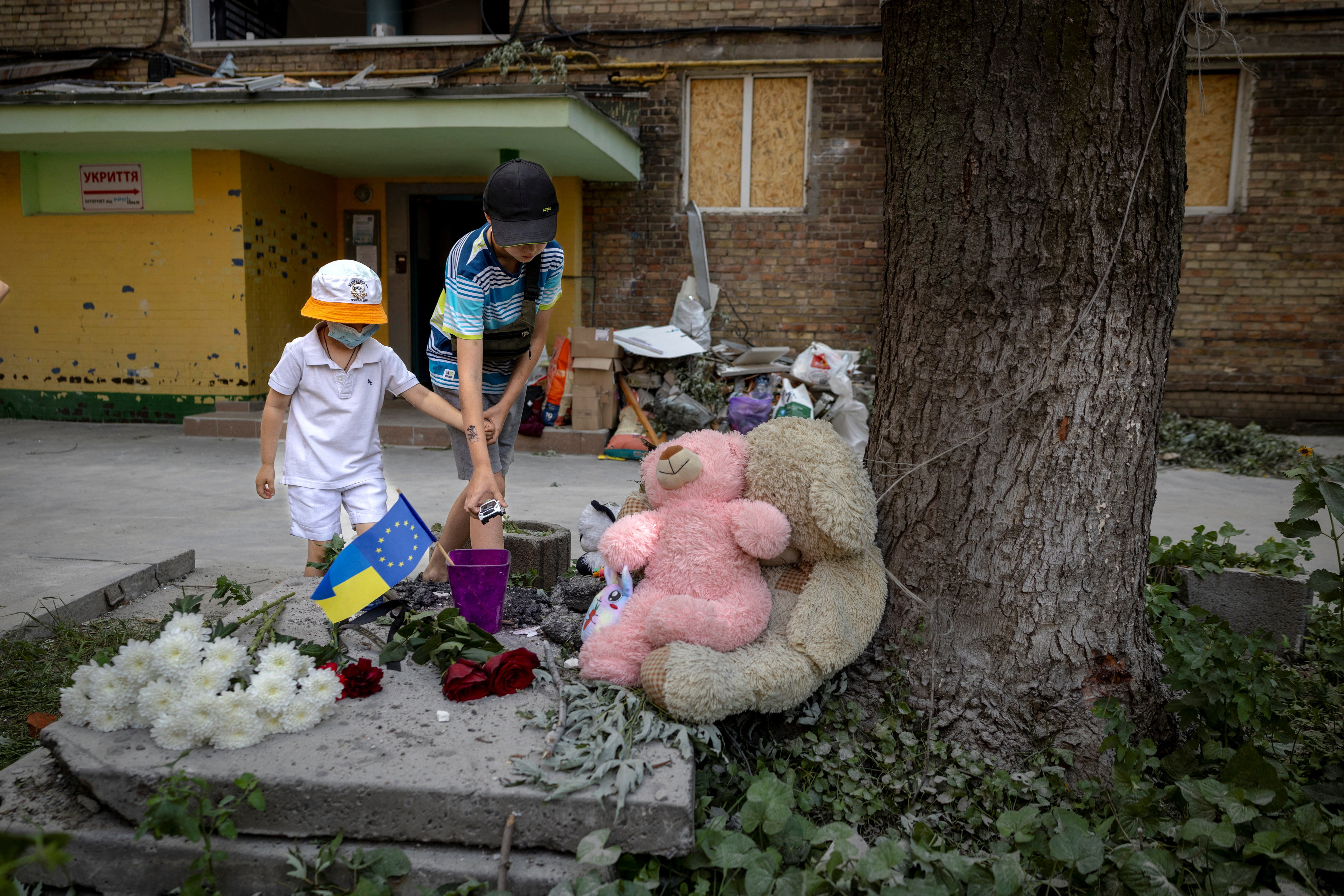 cover Rescuers scour rubble as Kyiv mourns deadliest Russian attack this year