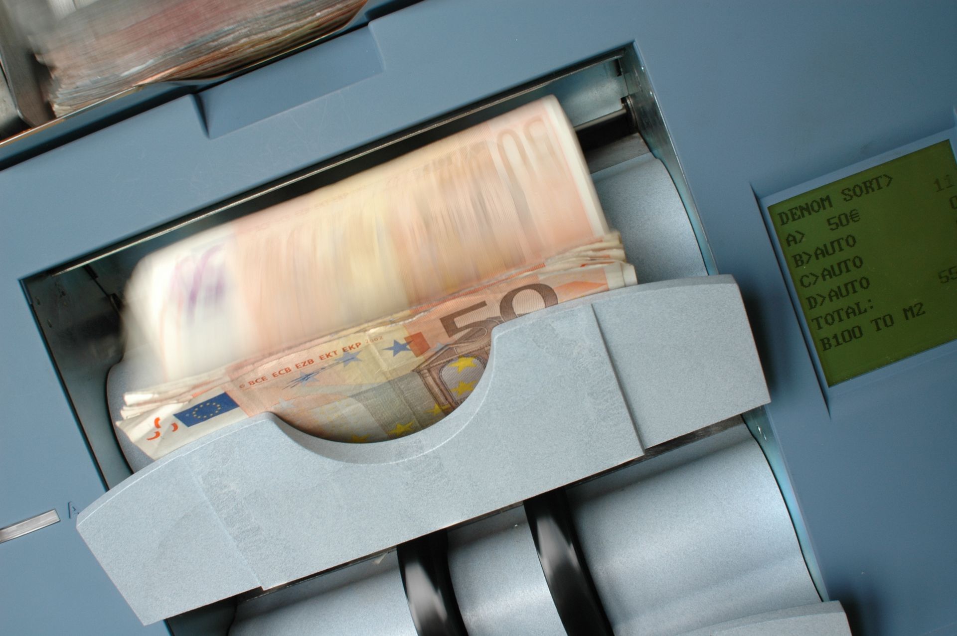 cover Cypriots withdraw €2.6bn as local ATM network continues to shrink