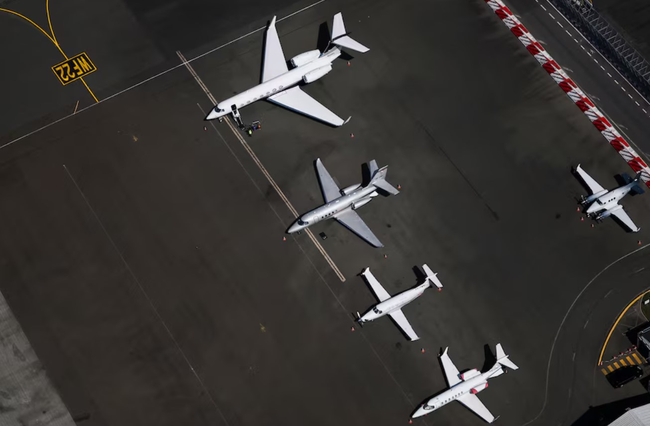cover SpaceX and AI startup wealth fuels demand for private jets