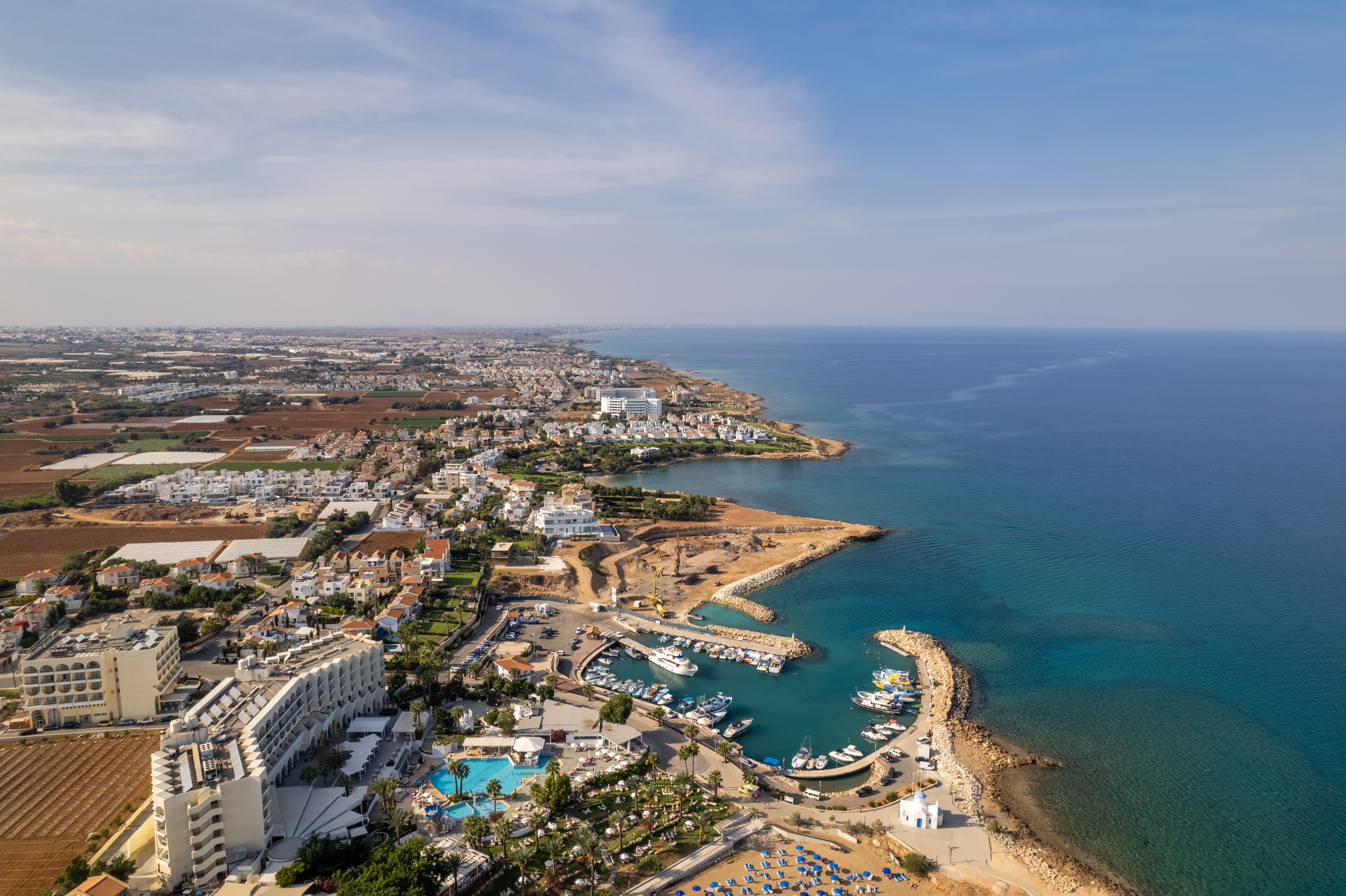 cover Cyprus Business Now: hotels, banks, shipping, unemployment, Freedom24