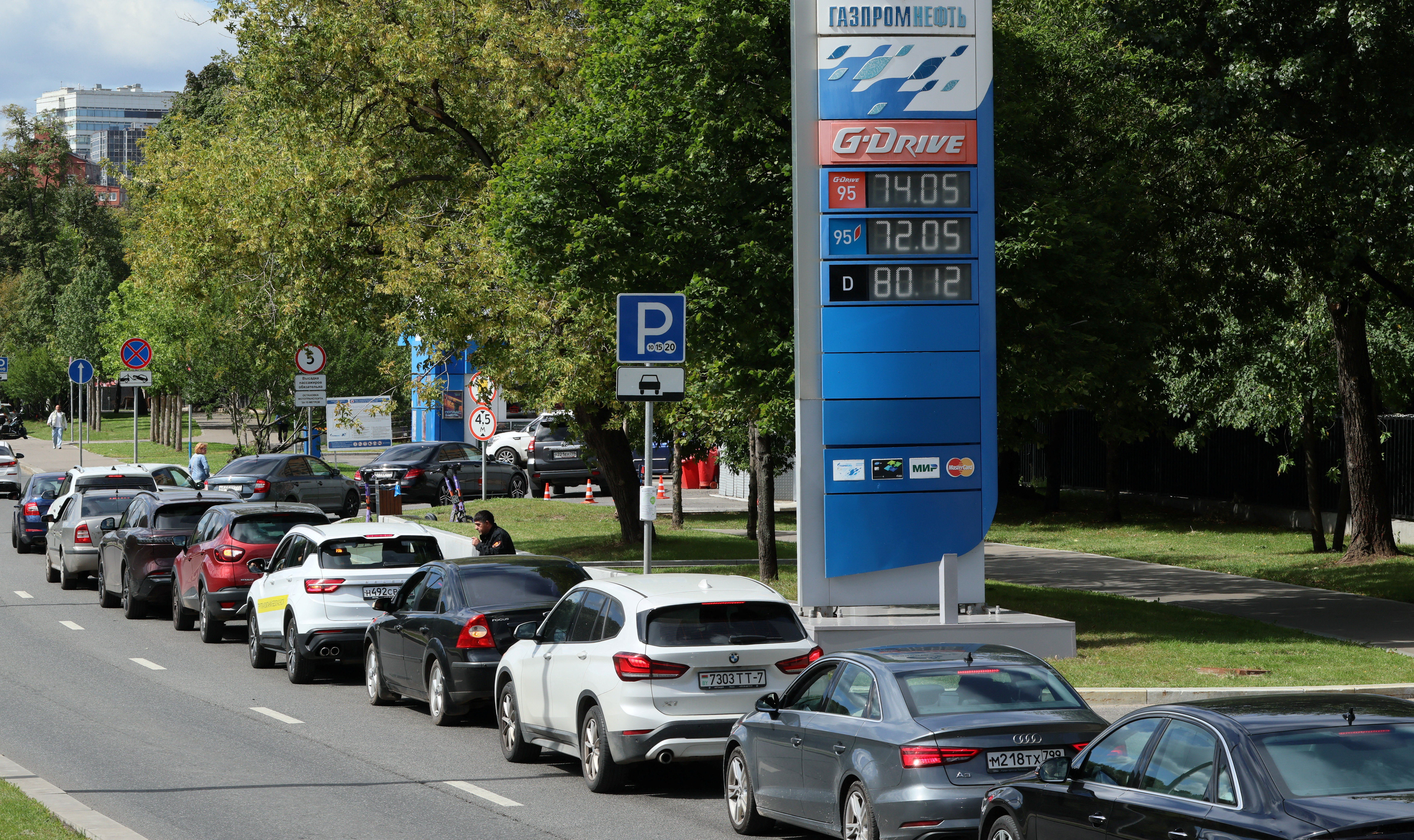 cover Moscow petrol queues return as Russian fuel crisis deepens