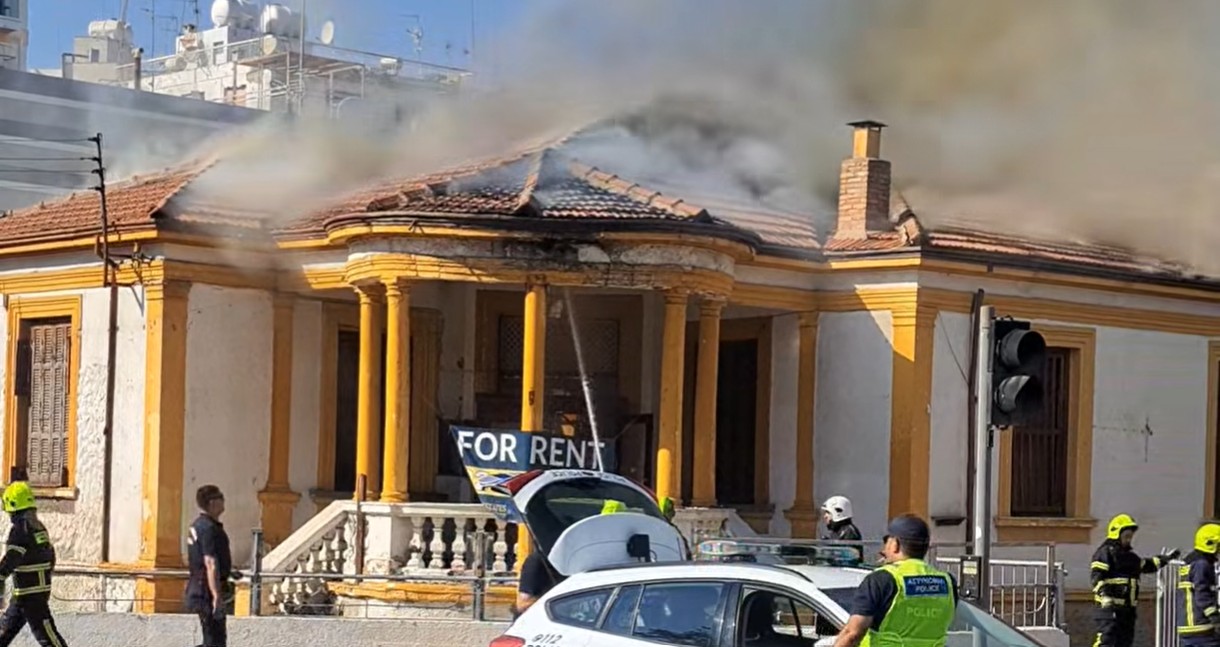 cover Former Corner Pub in Nicosia &#8216;completely burnt&#8217; by fire