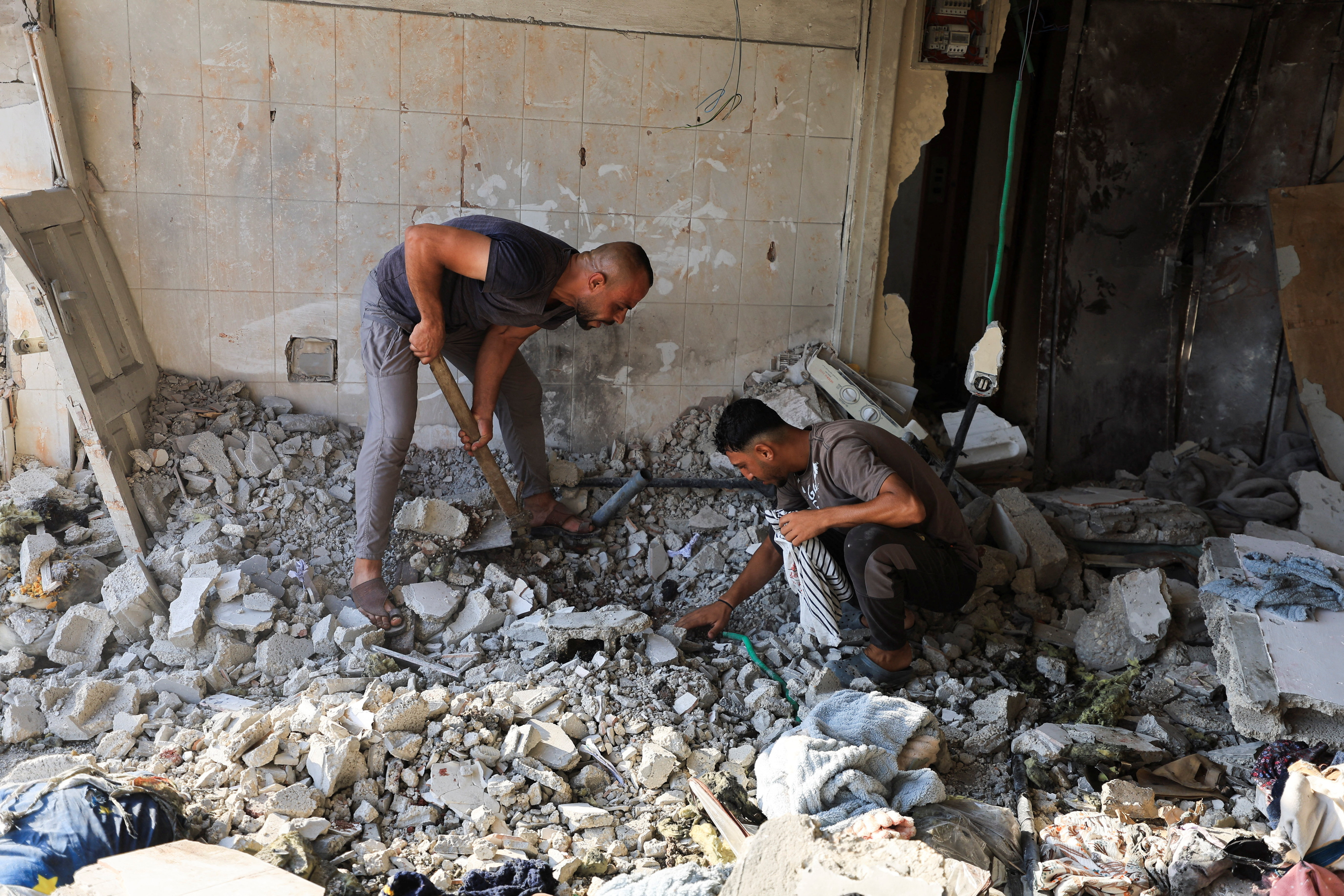 cover Israeli strikes kill nine in Gaza, Israeli minister says no deal to halt attacks