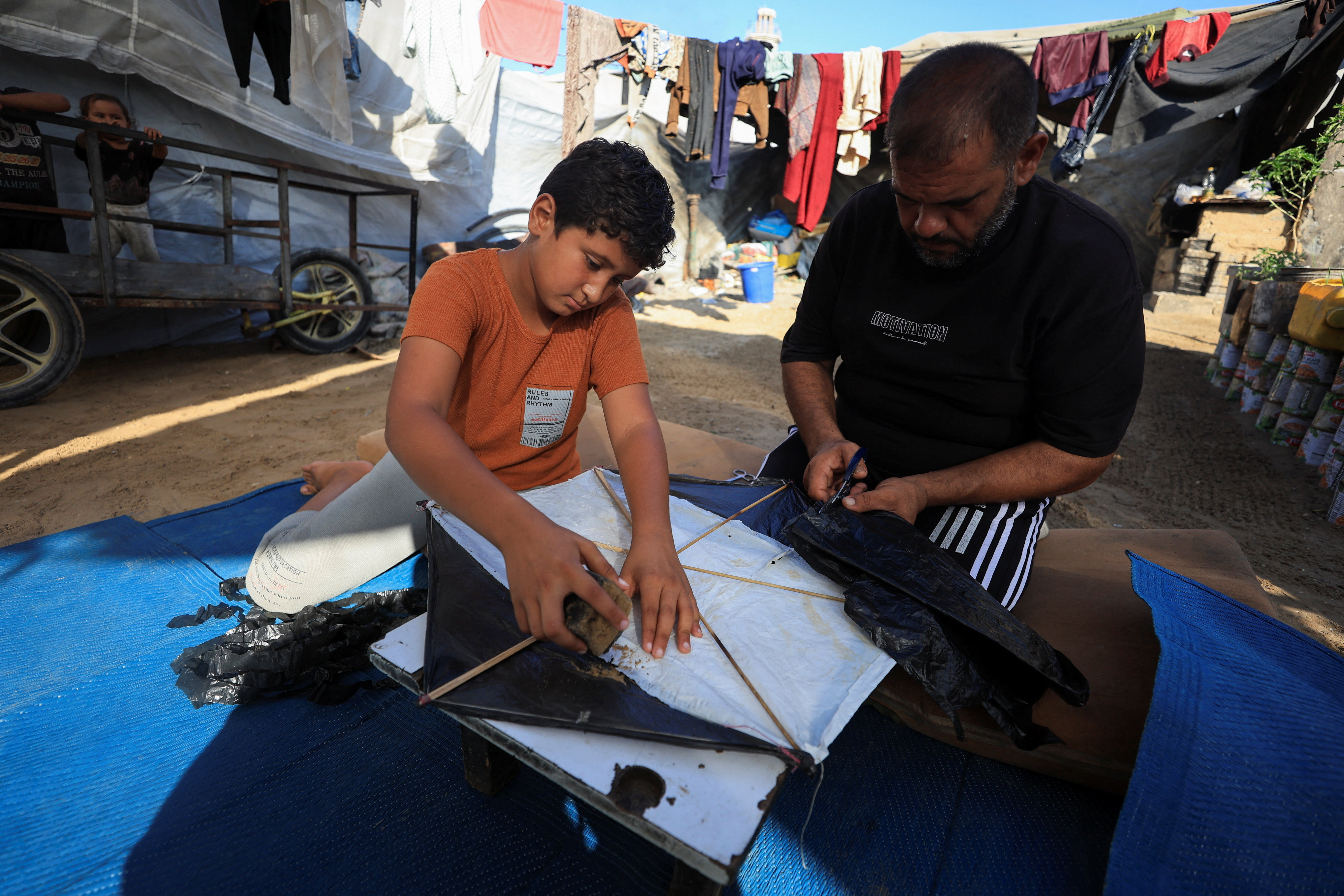 cover Gaza parents urged to stop kids flying kites after Israel warning to Hamas