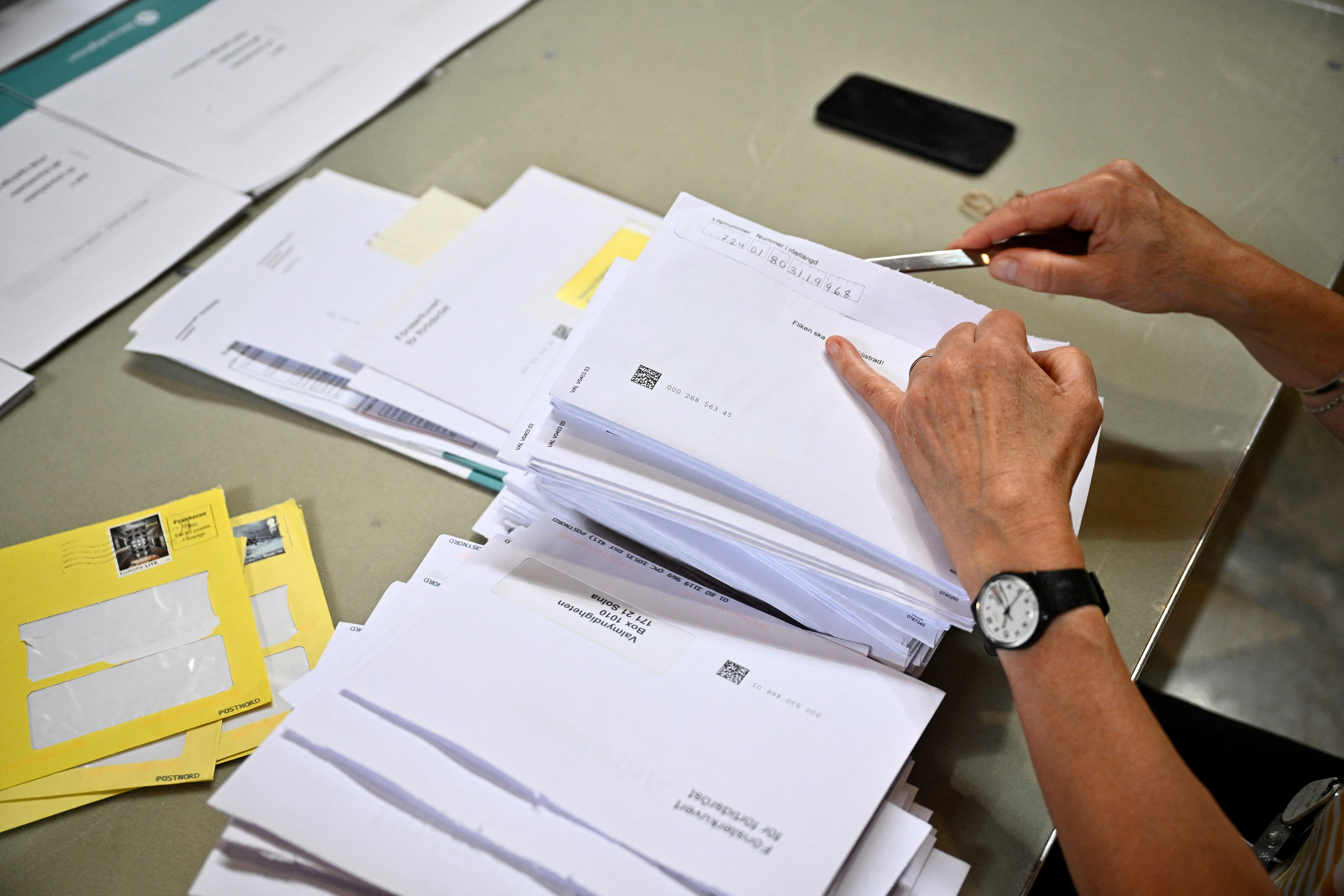 cover Sweden&#8217;s centre-left opposition maintains election lead as count nears end