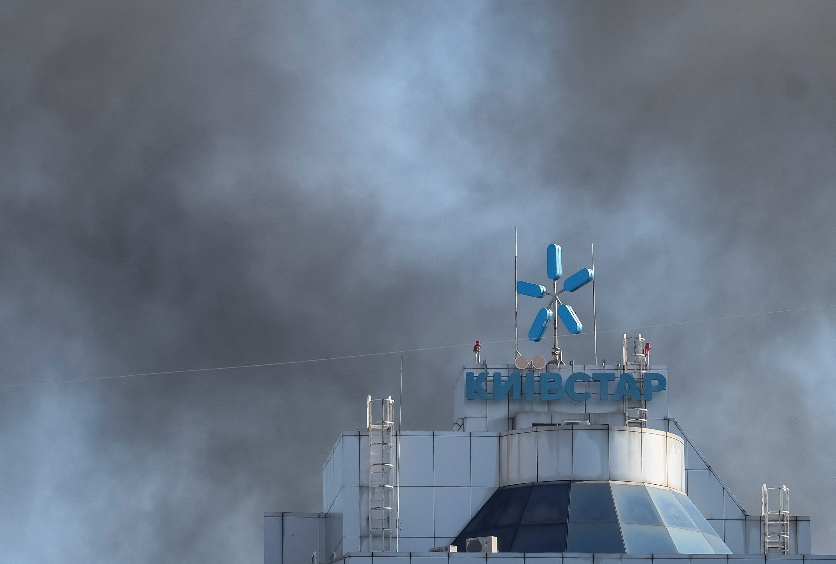cover Russia hits Ukraine&#8217;s largest mobile provider, strikes data centres